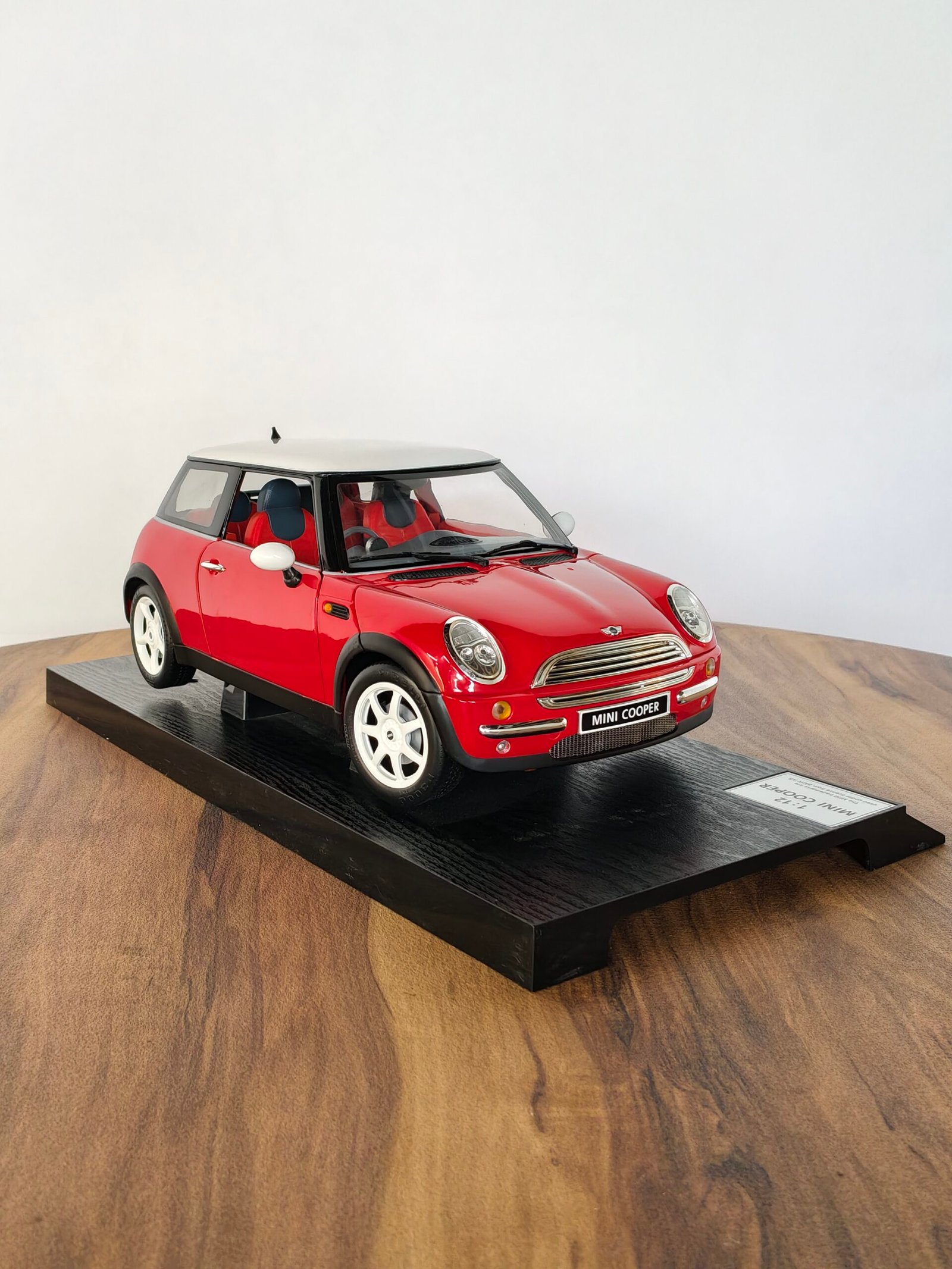 Revell Mini Cooper (White Red) 1:12 - Image 5
