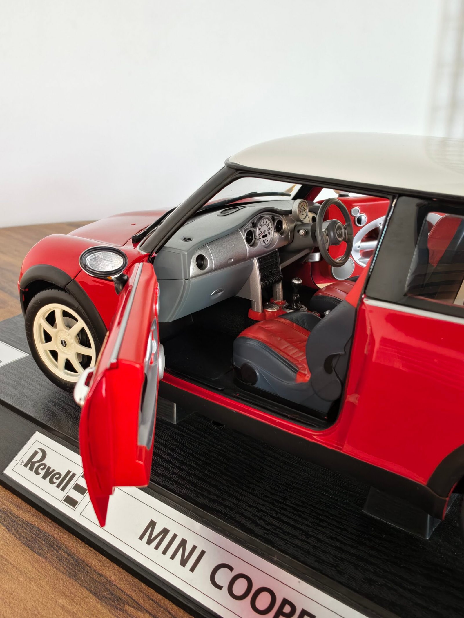 Revell Mini Cooper (White Red) 1:12 - Image 6
