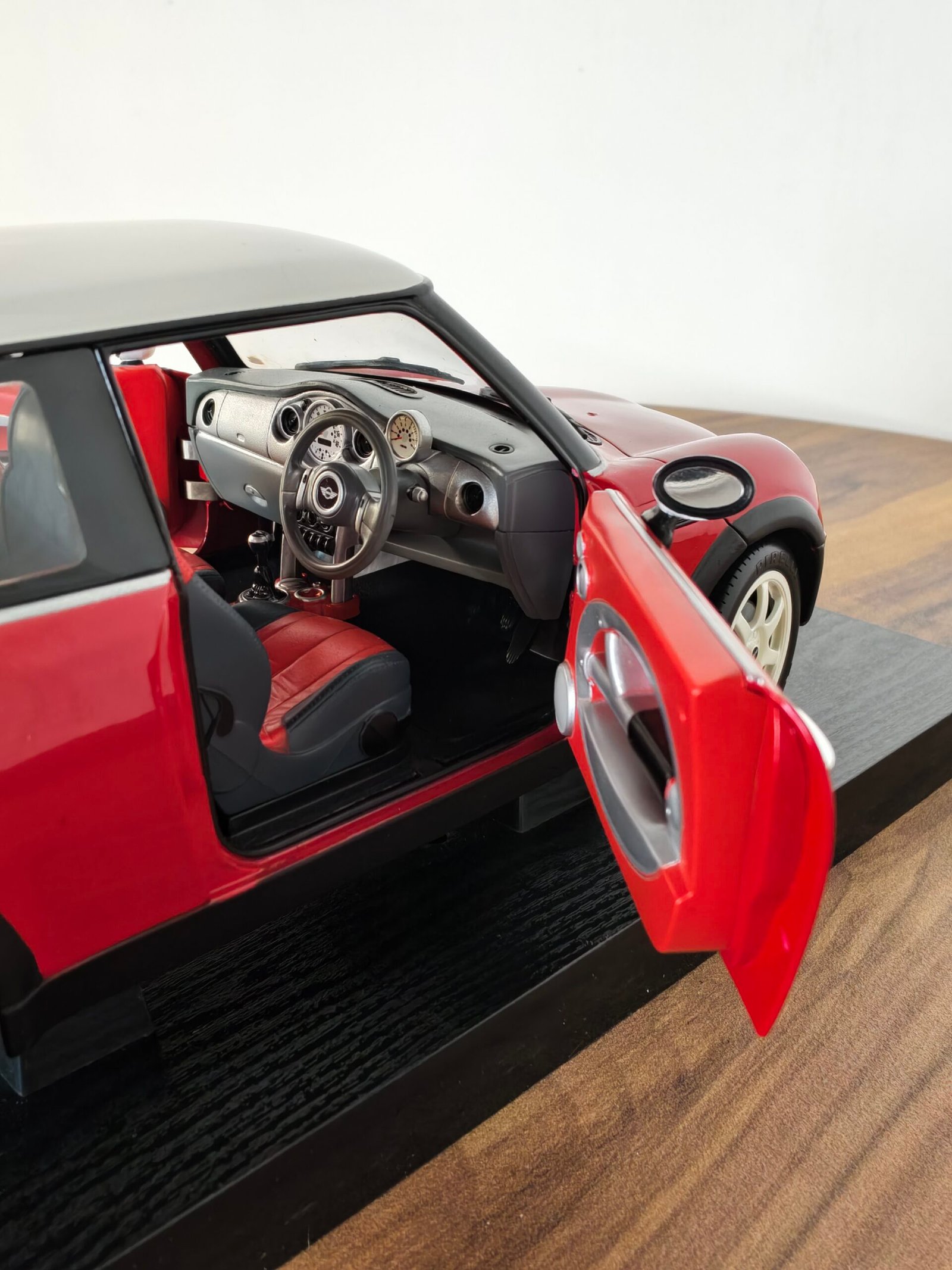 Revell Mini Cooper (White Red) 1:12 - Image 7