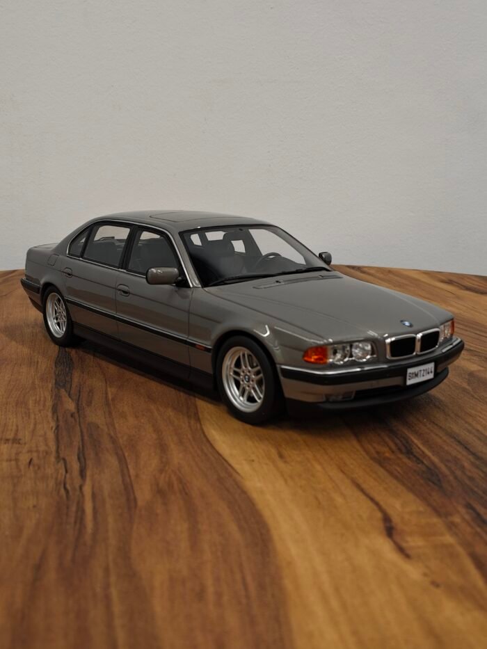 BMW E38 750 iL 1:18 Gray Mettalic - Image 4