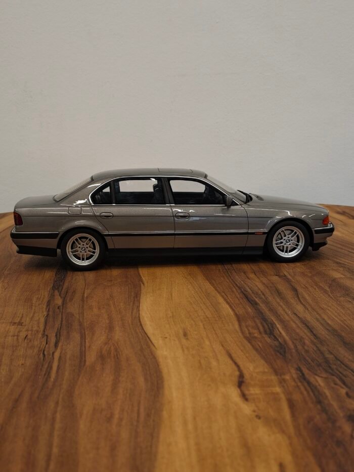 BMW E38 750 iL 1:18 Gray Mettalic - Image 3