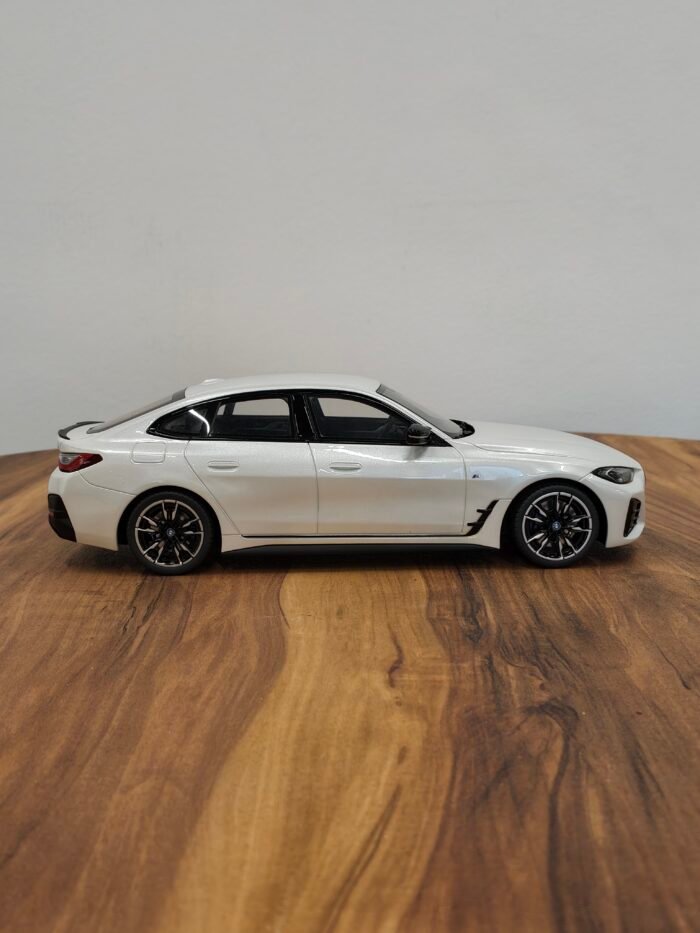 BMW i4 M50 White 1:18 - Image 3