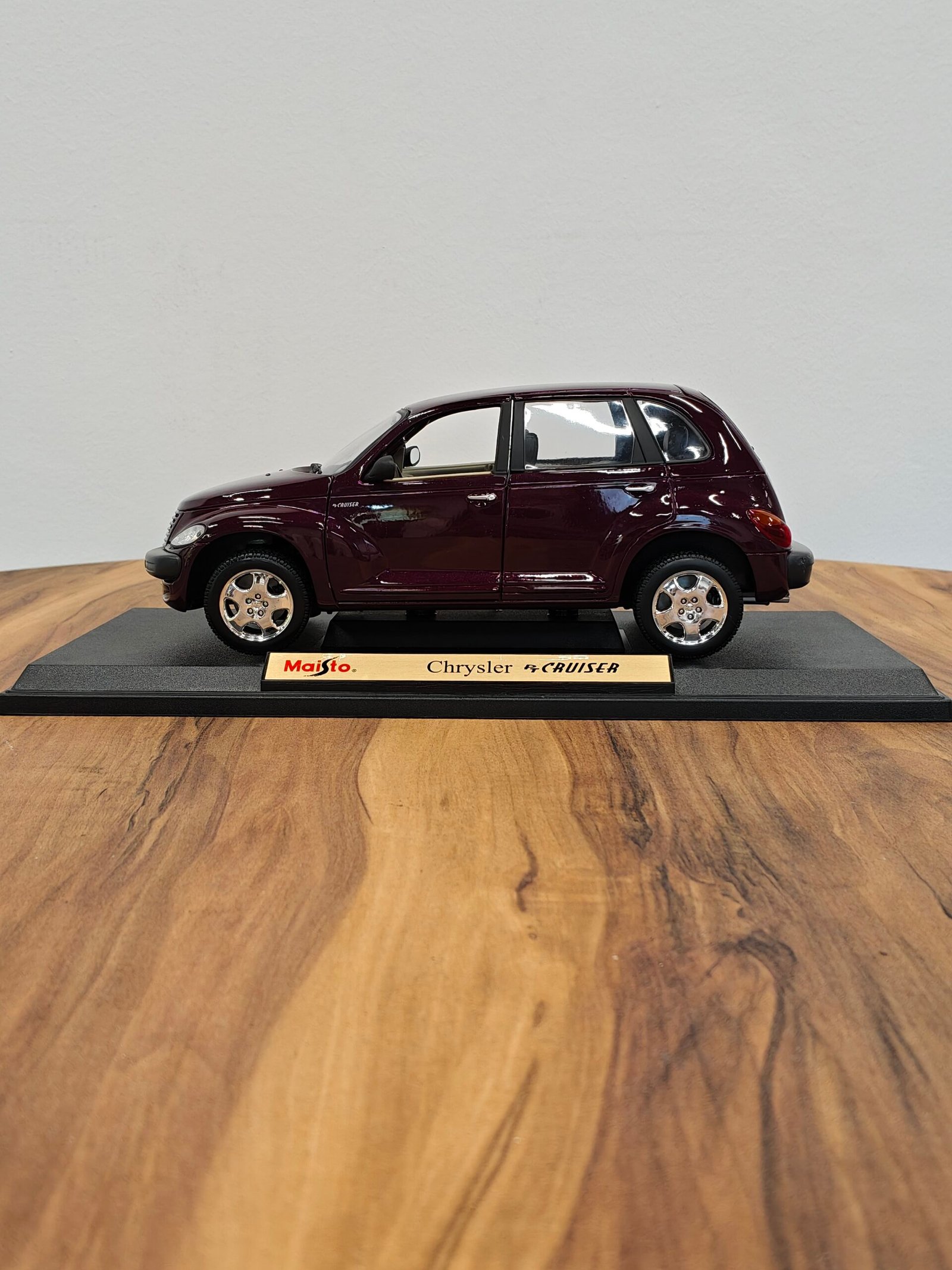 Chrysler PT Cruiser 1:18 Purple - Image 8
