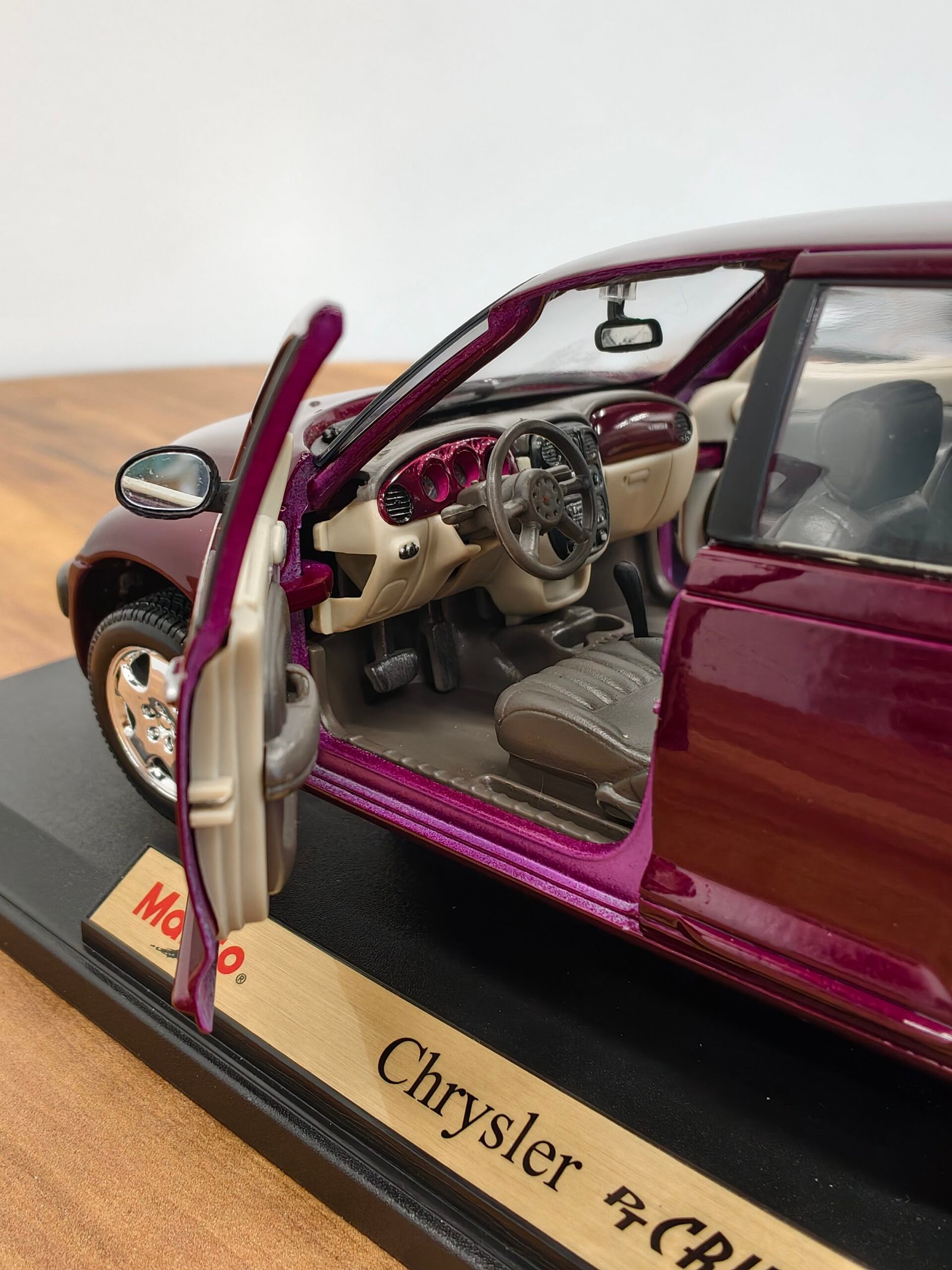 Chrysler PT Cruiser 1:18 Purple - Image 6