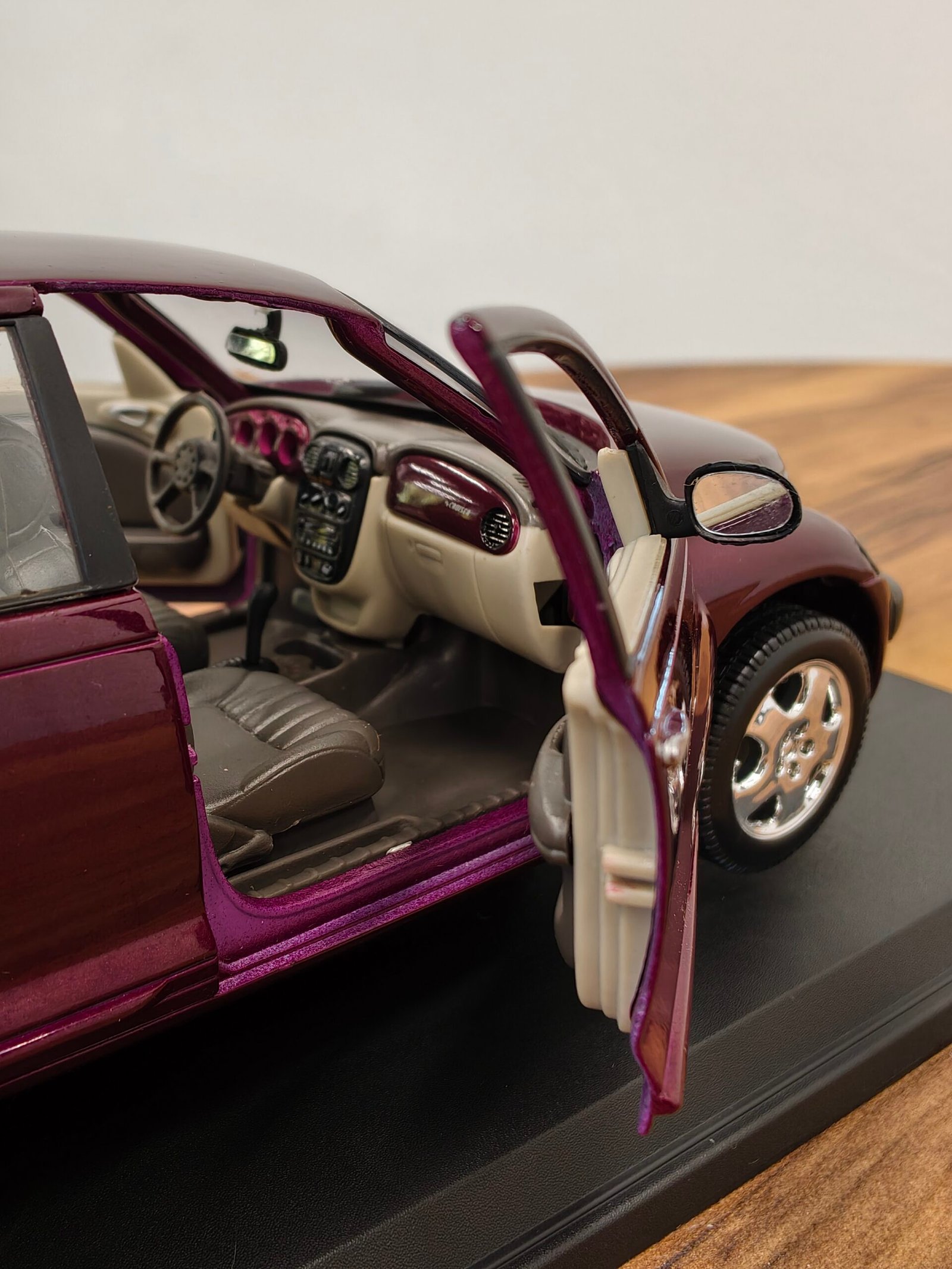 Chrysler PT Cruiser 1:18 Purple - Image 5