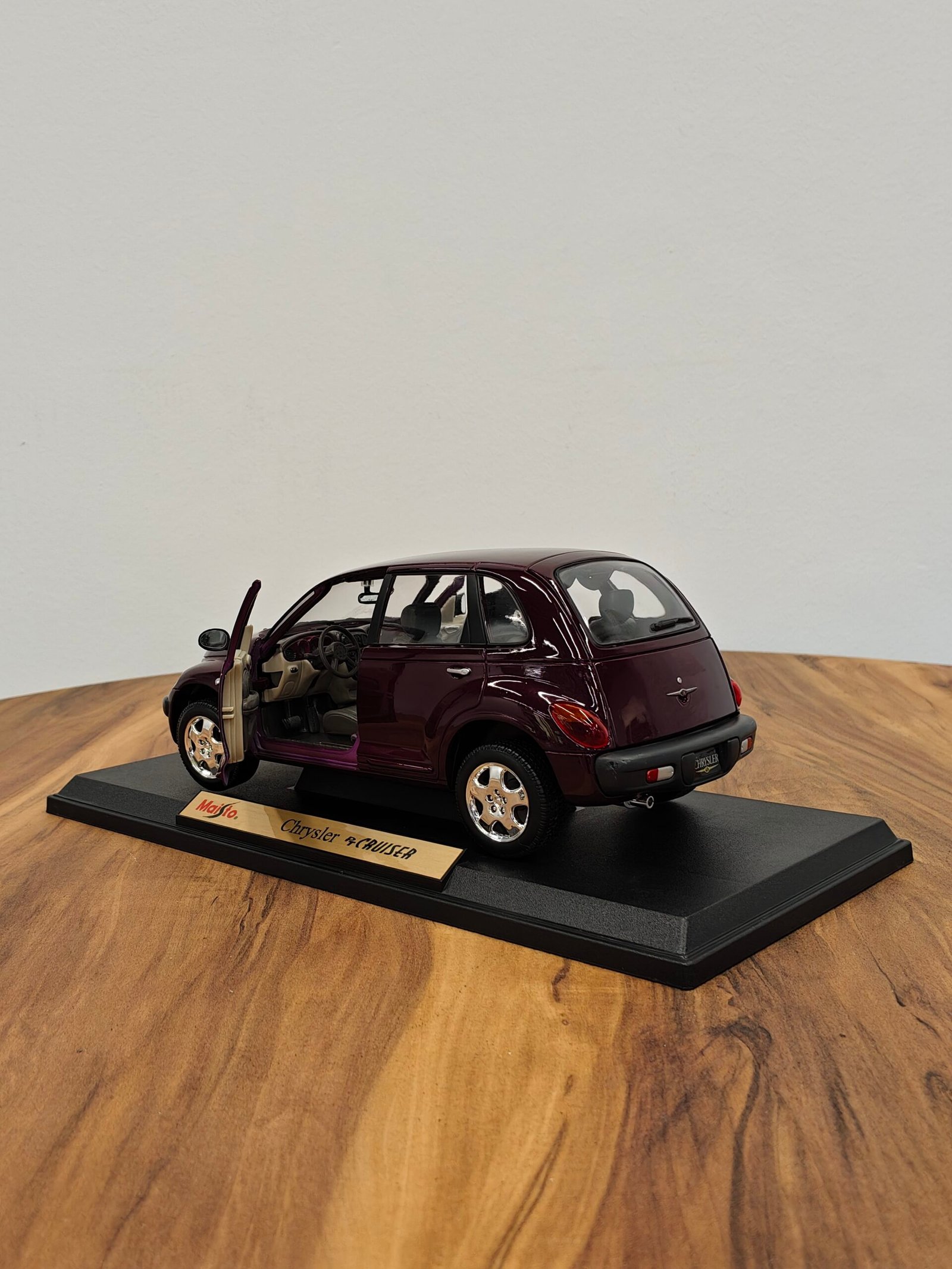 Chrysler PT Cruiser 1:18 Purple - Image 3