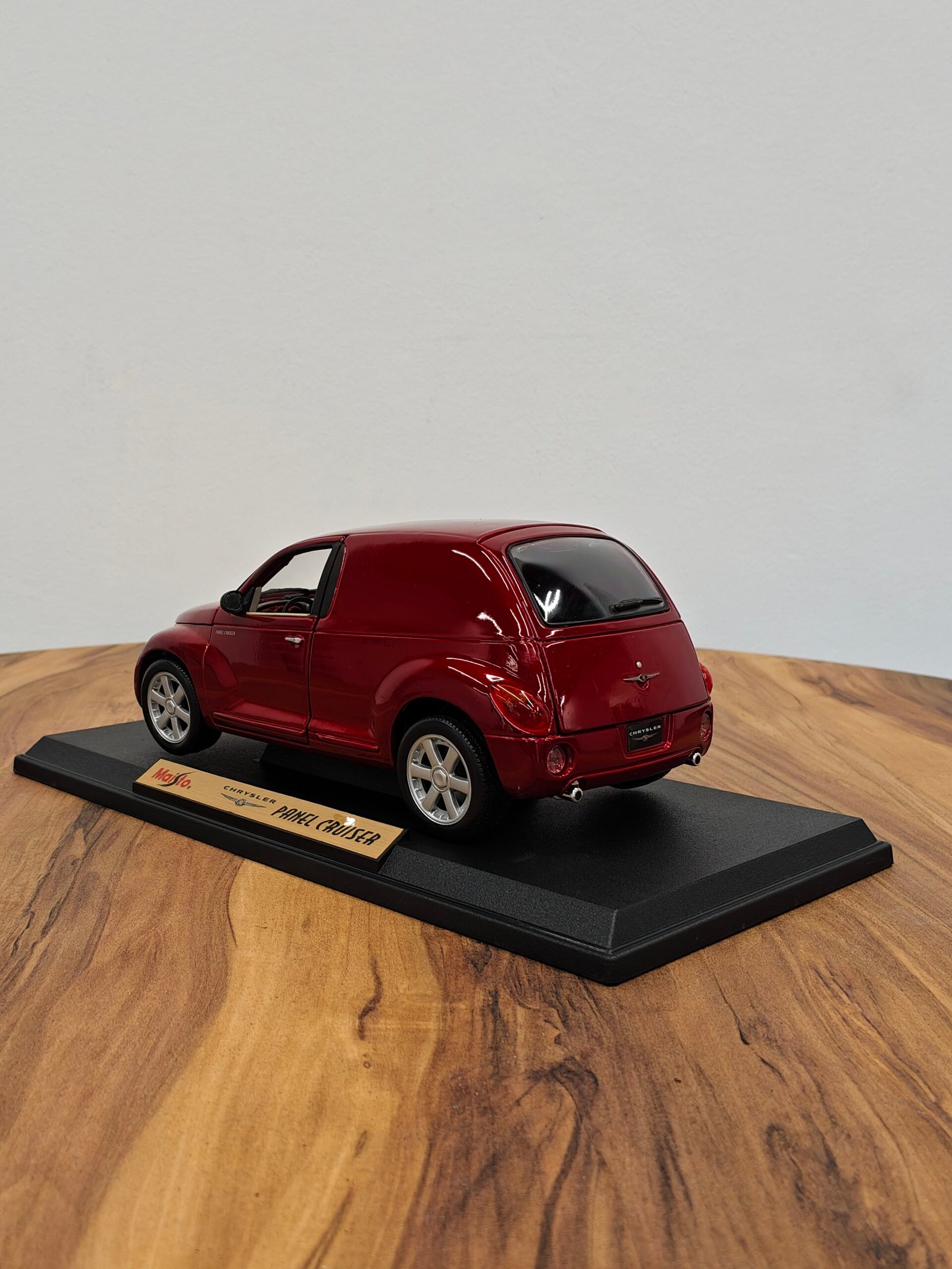 Chrysler PT Cruiser 1:18 Red - Image 2