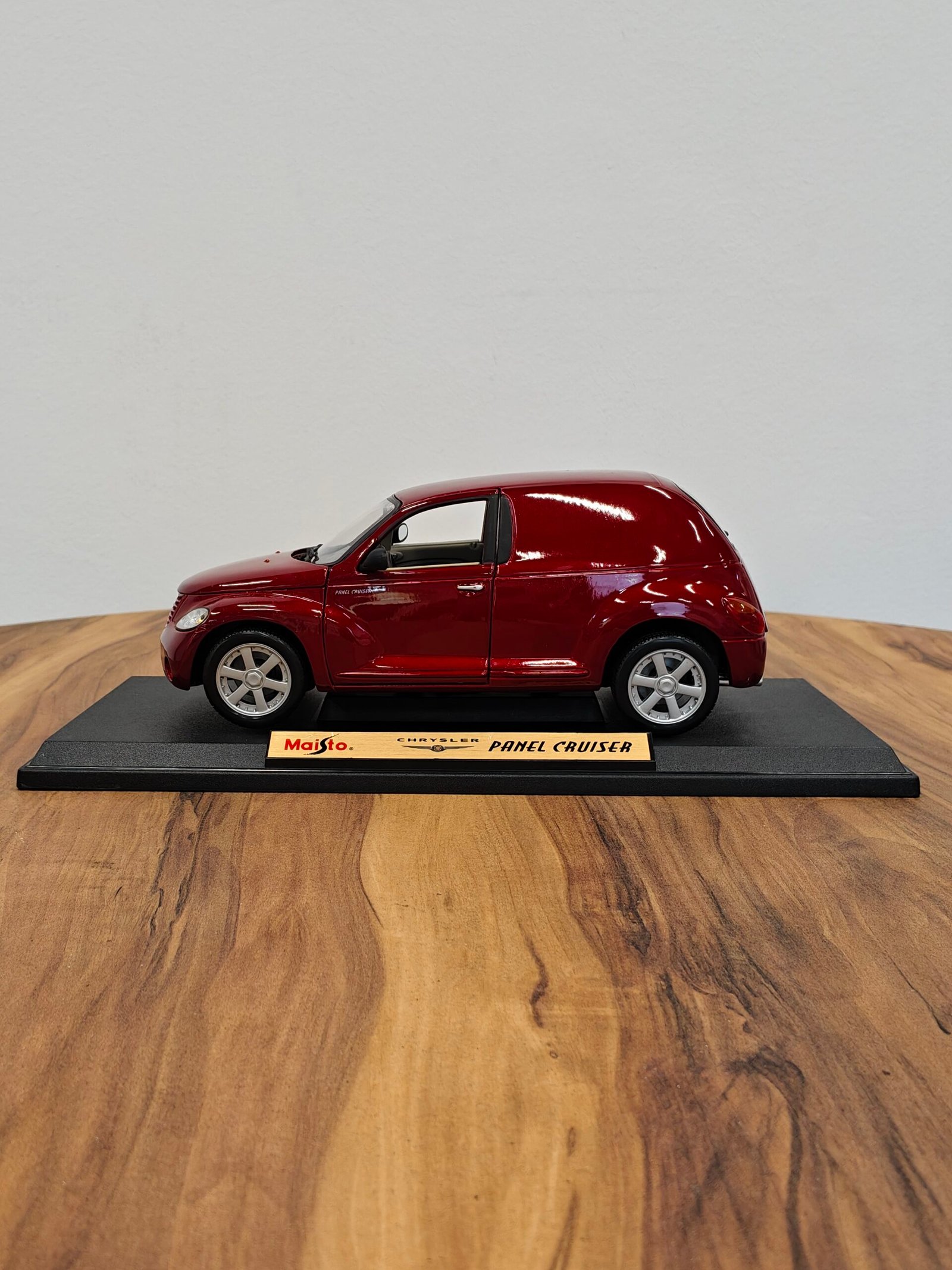 Chrysler PT Cruiser 1:18 Red - Image 3