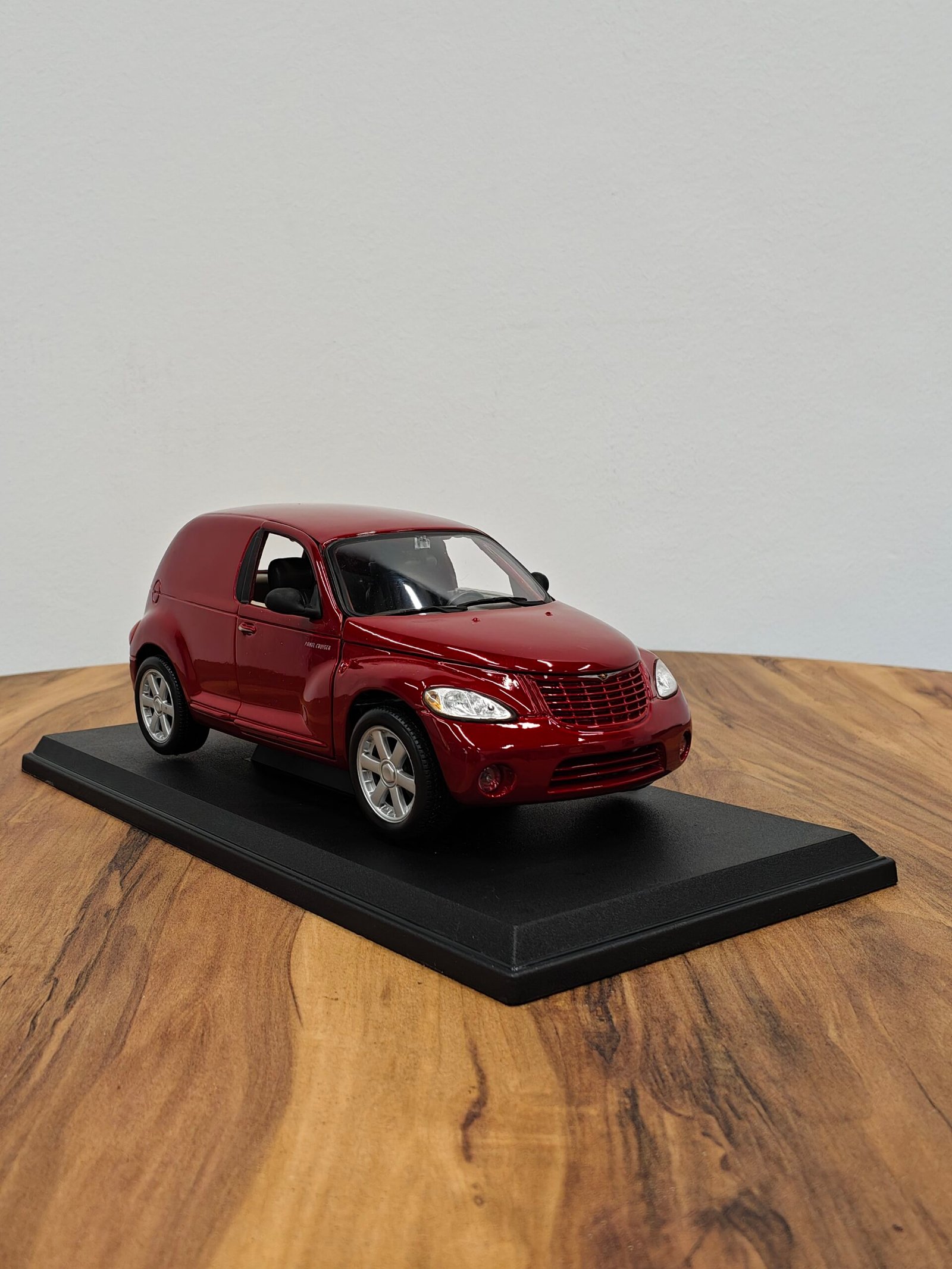 Chrysler PT Cruiser 1:18 Red - Image 4