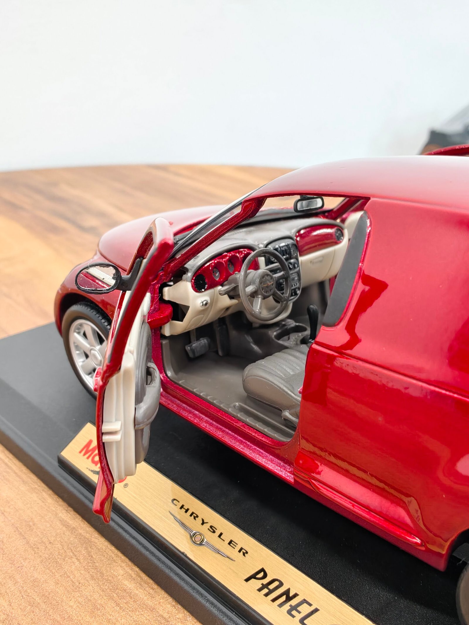 Chrysler PT Cruiser 1:18 Red - Image 5