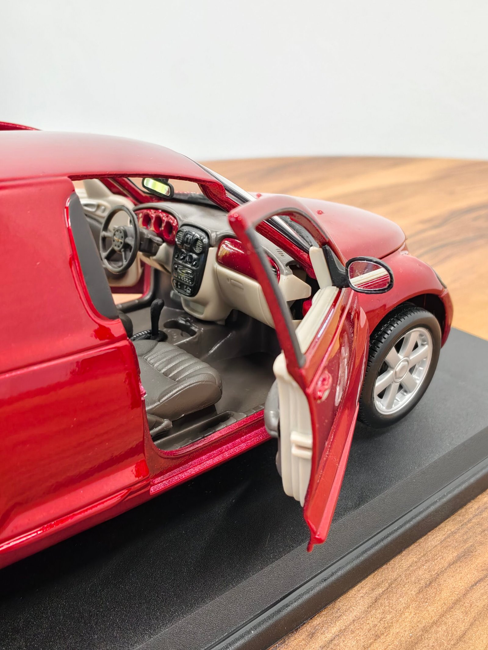 Chrysler PT Cruiser 1:18 Red - Image 6