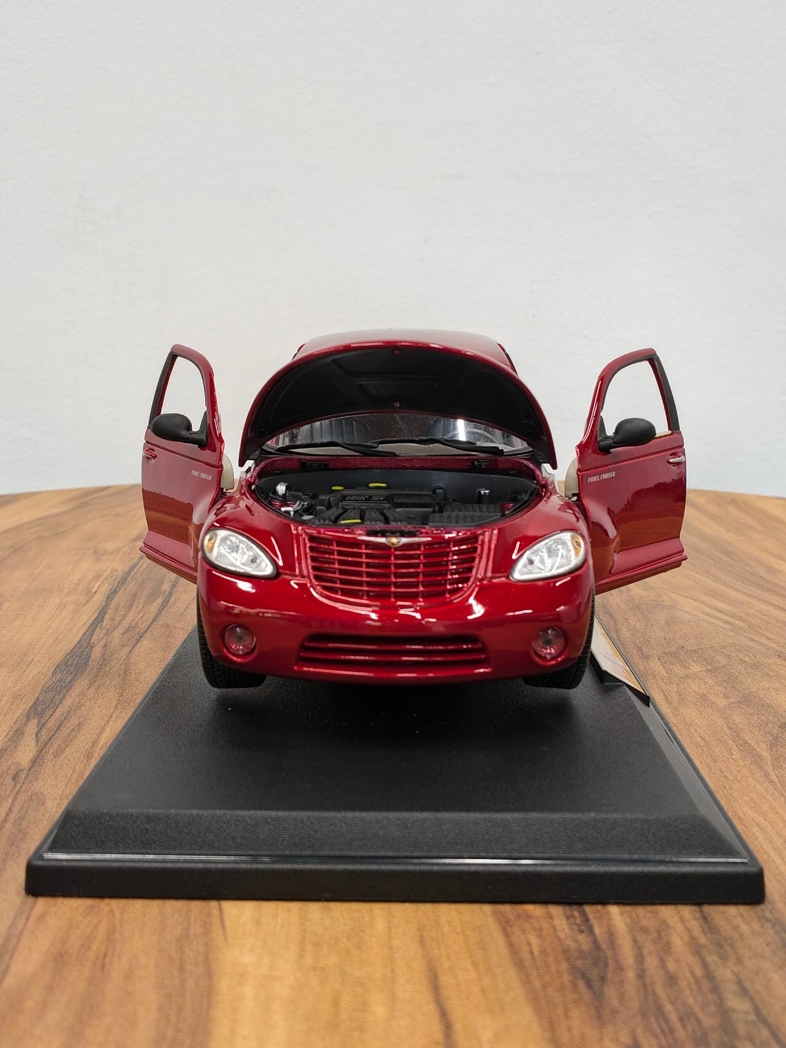 Chrysler PT Cruiser 1:18 Red - Image 7