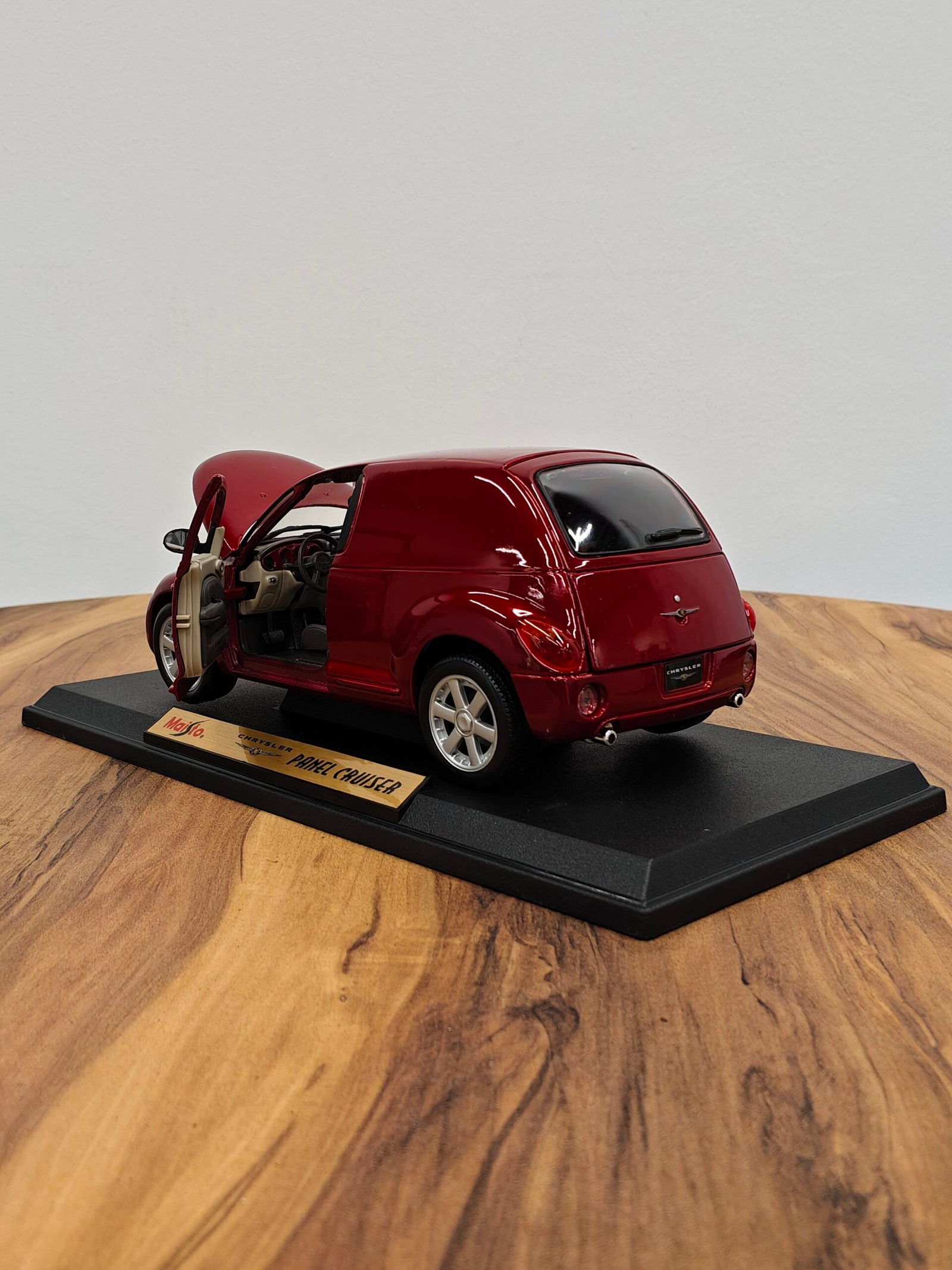 Chrysler PT Cruiser 1:18 Red - Image 8