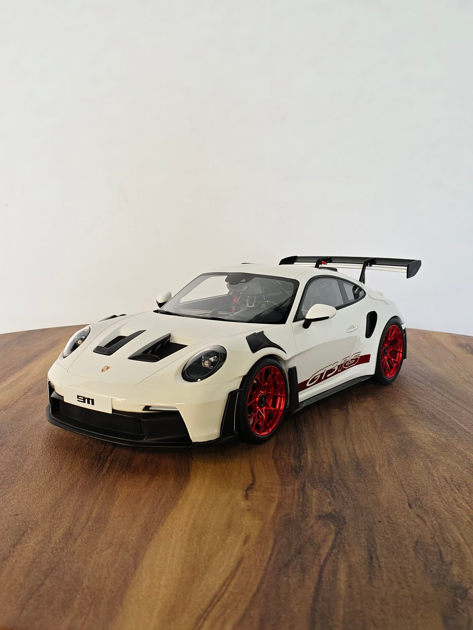 Porsche 911 (992) GT3 RS (White) Scale 1/12