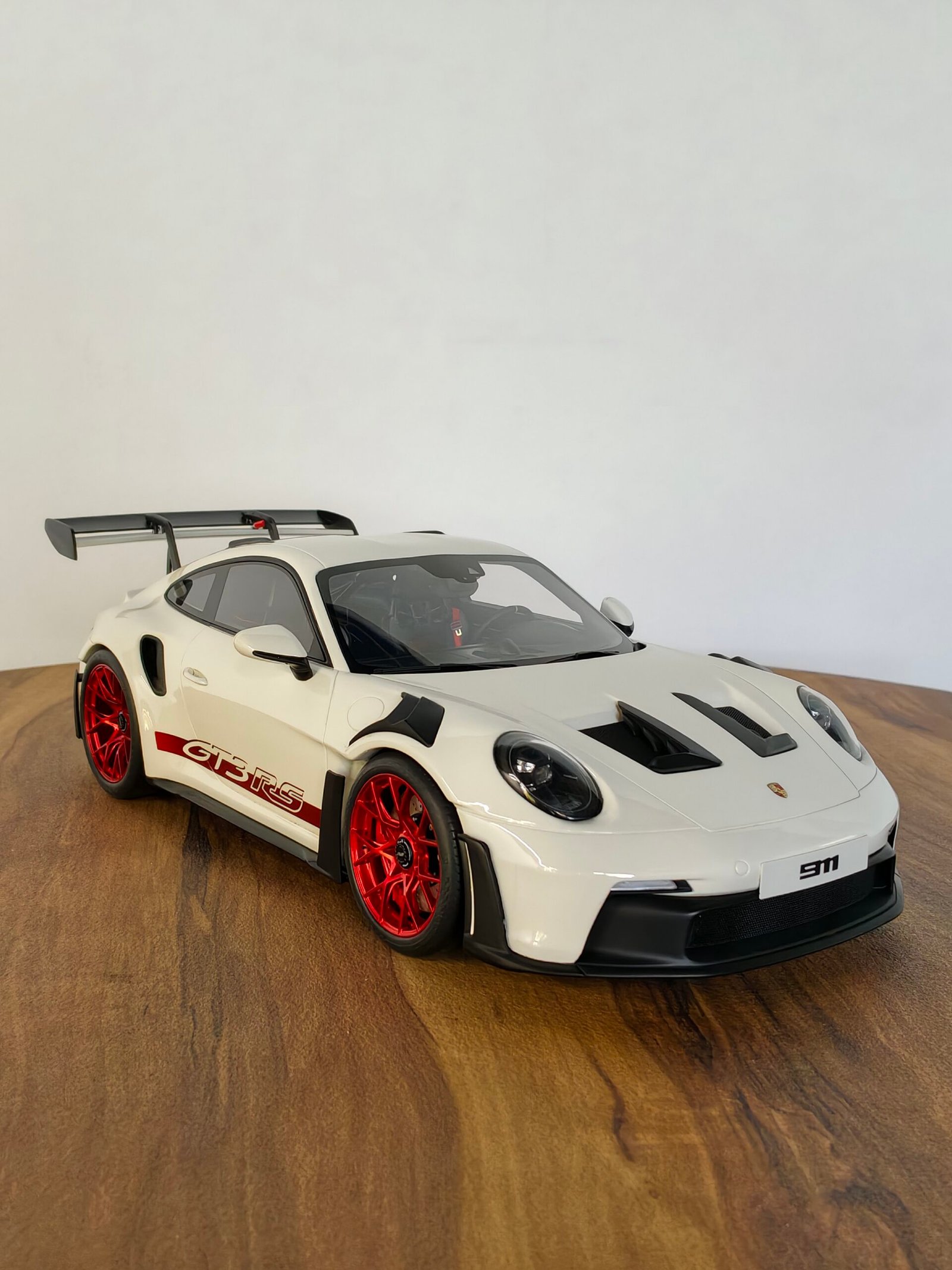 Porsche 911 (992) GT3 RS (White) Scale 1/12 - Image 3