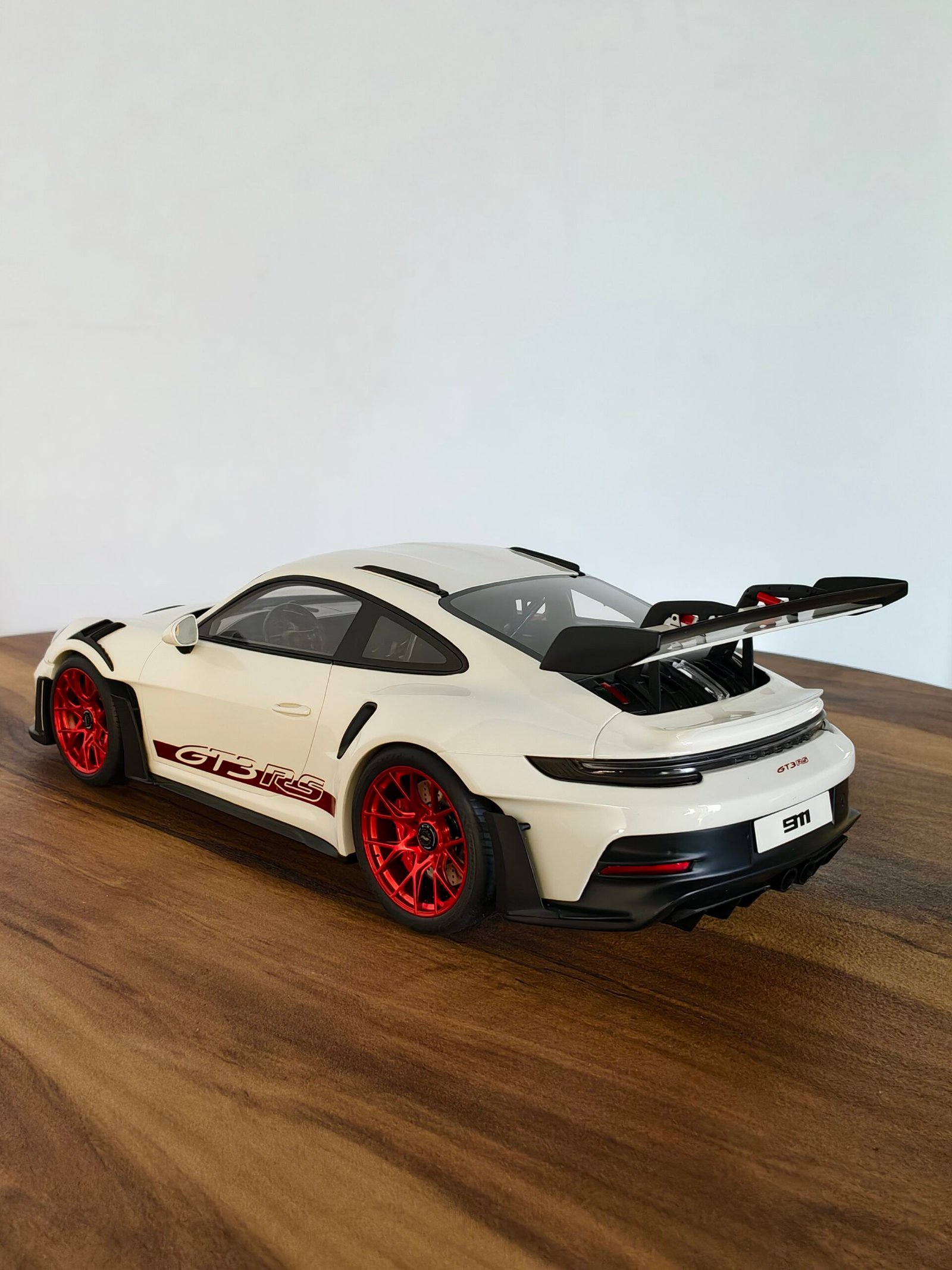 Porsche 911 (992) GT3 RS (White) Scale 1/12 - Image 2