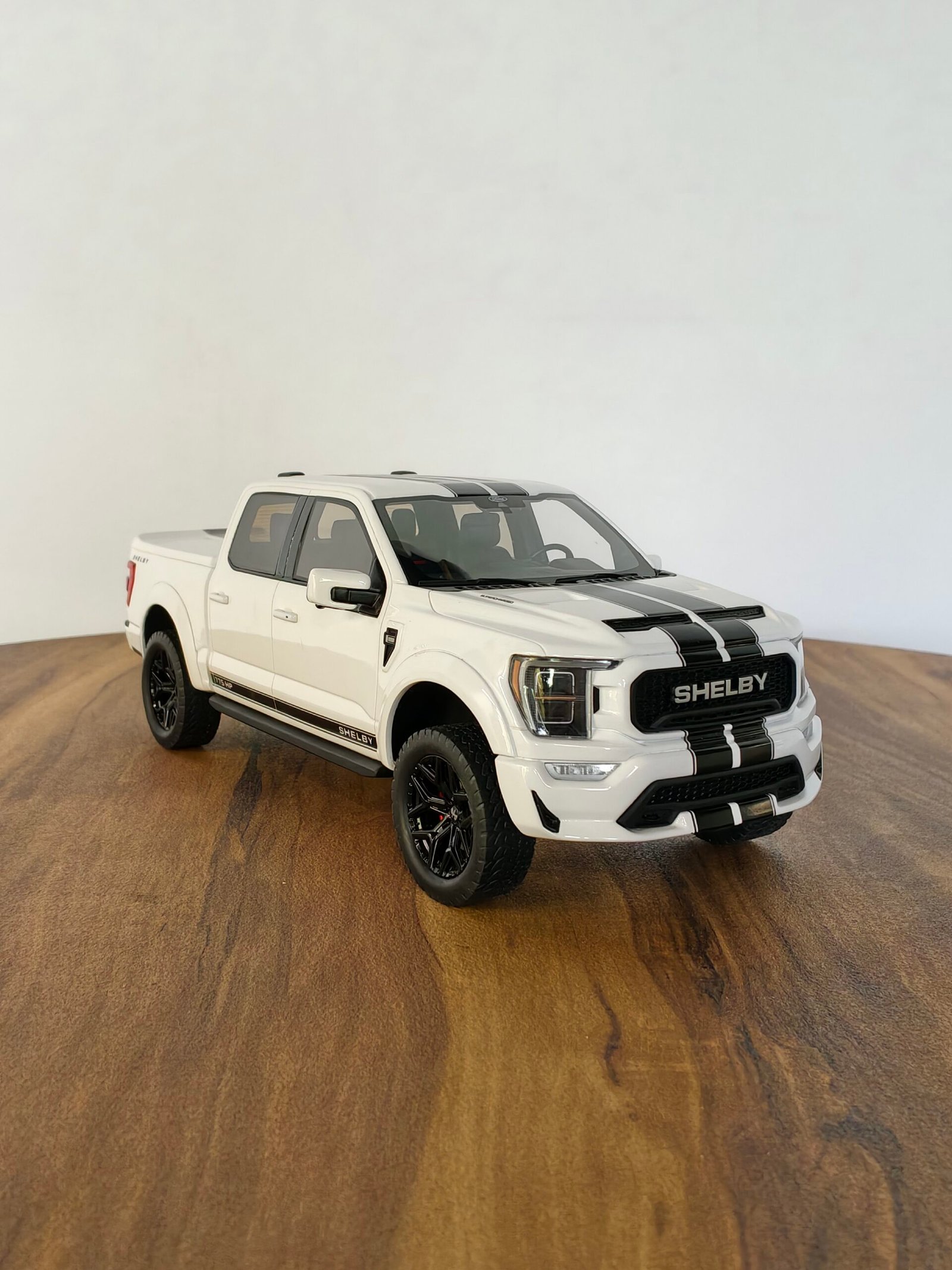 Ford GT 415 Shelby F-150 White 1:18 - Image 4