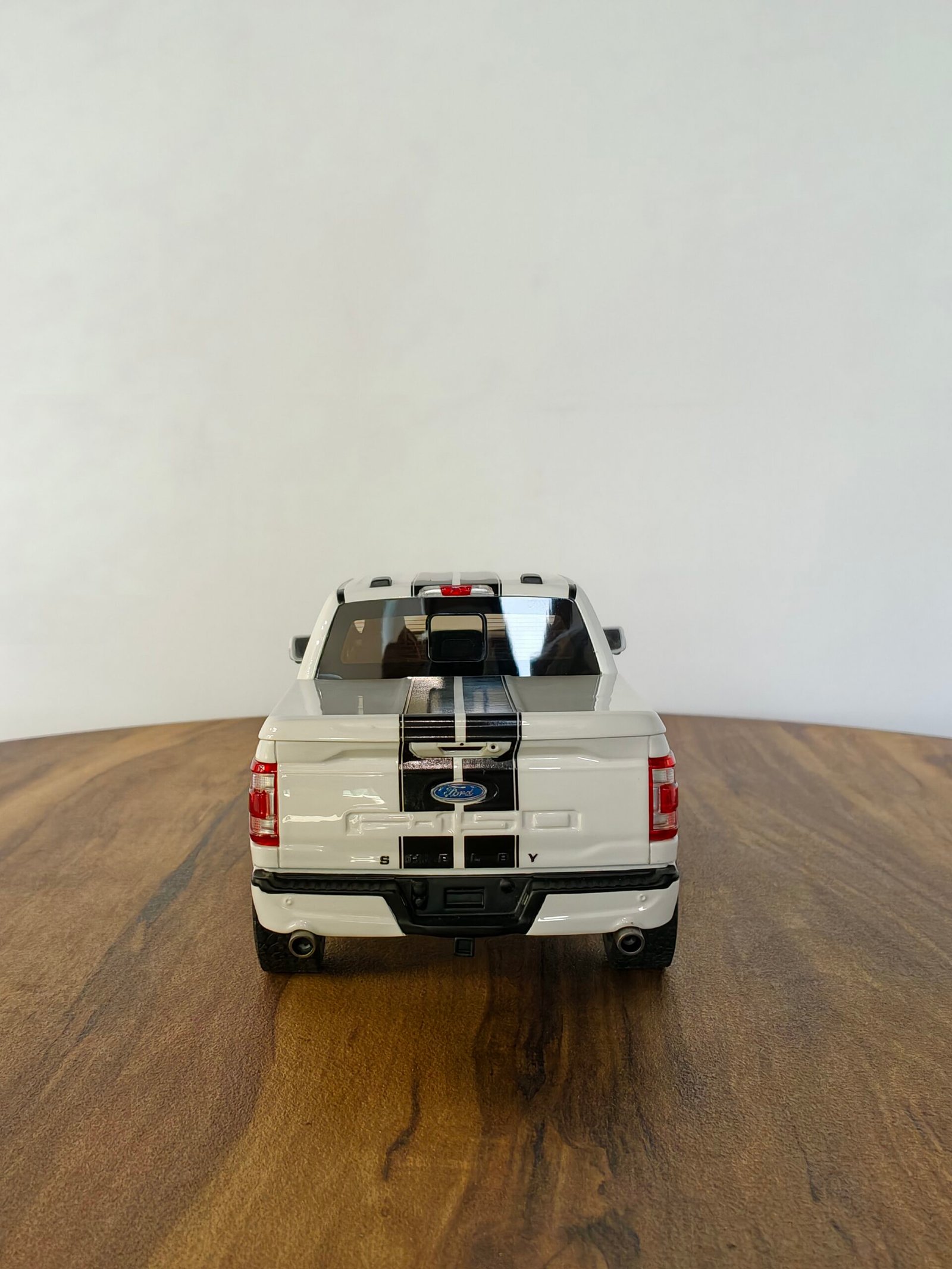 Ford GT 415 Shelby F-150 White 1:18 - Image 6