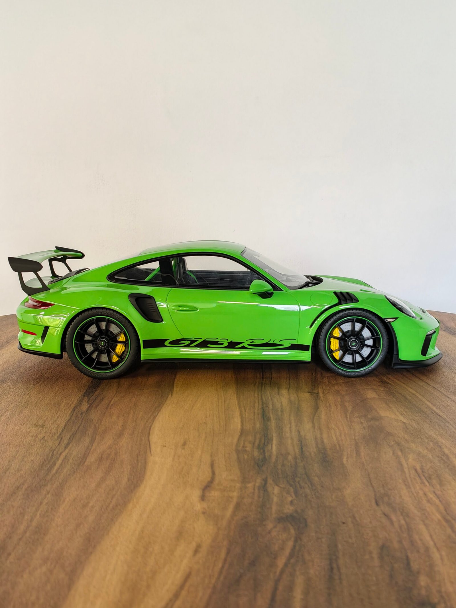 Porsche 911(992) GT3 RS (Green) Scale 1/12 - Image 3
