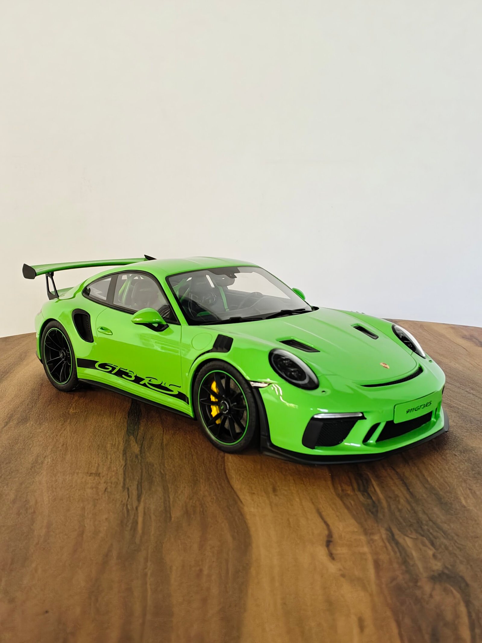 Porsche 911(992) GT3 RS (Green) Scale 1/12 - Image 4