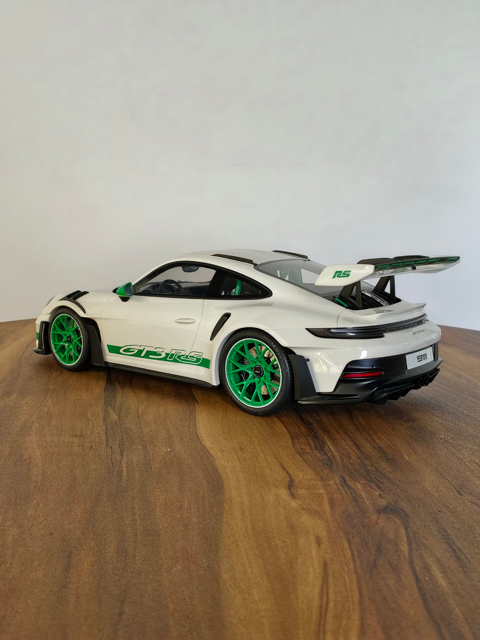 Porsche GT3 RS 911(992) White & Geen 1:12 - Image 2