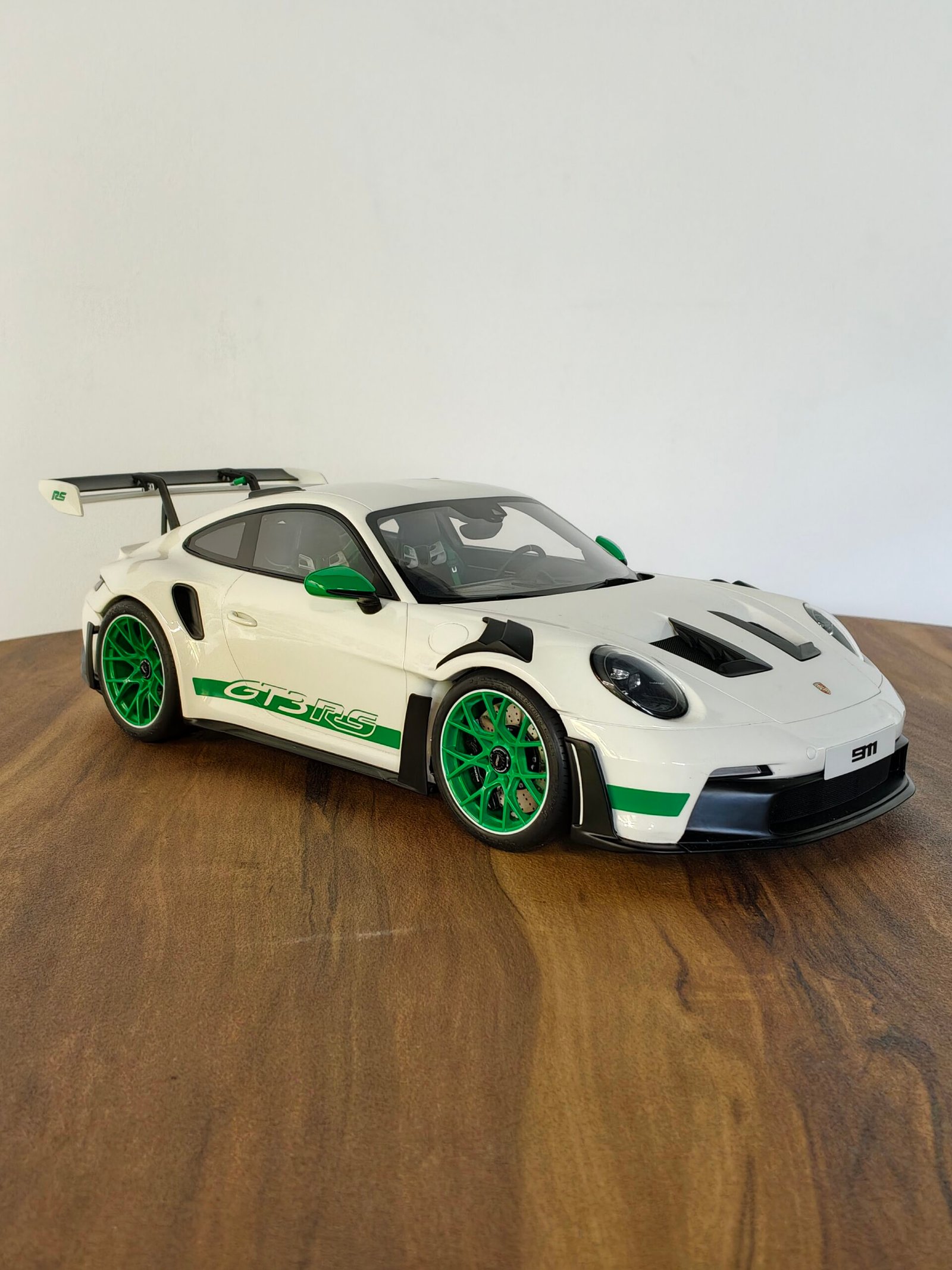 Porsche GT3 RS 911(992) White & Geen 1:12 - Image 4
