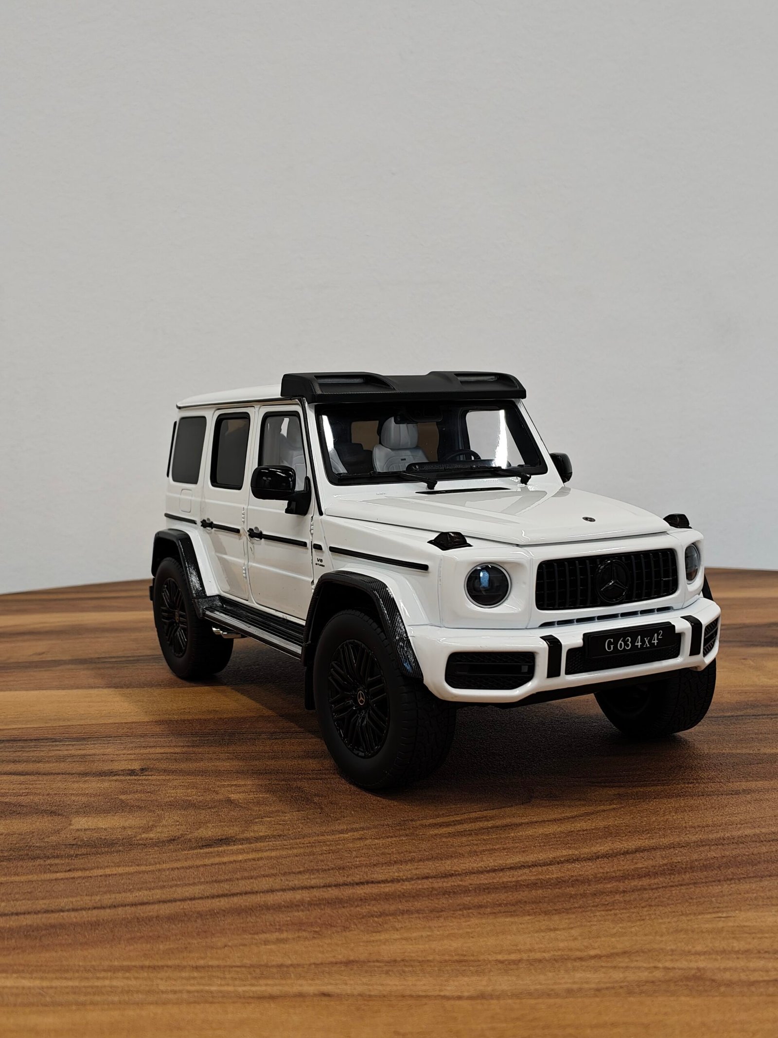 Mercedes-AMG G63 (White) Scale 1/18 - Image 2