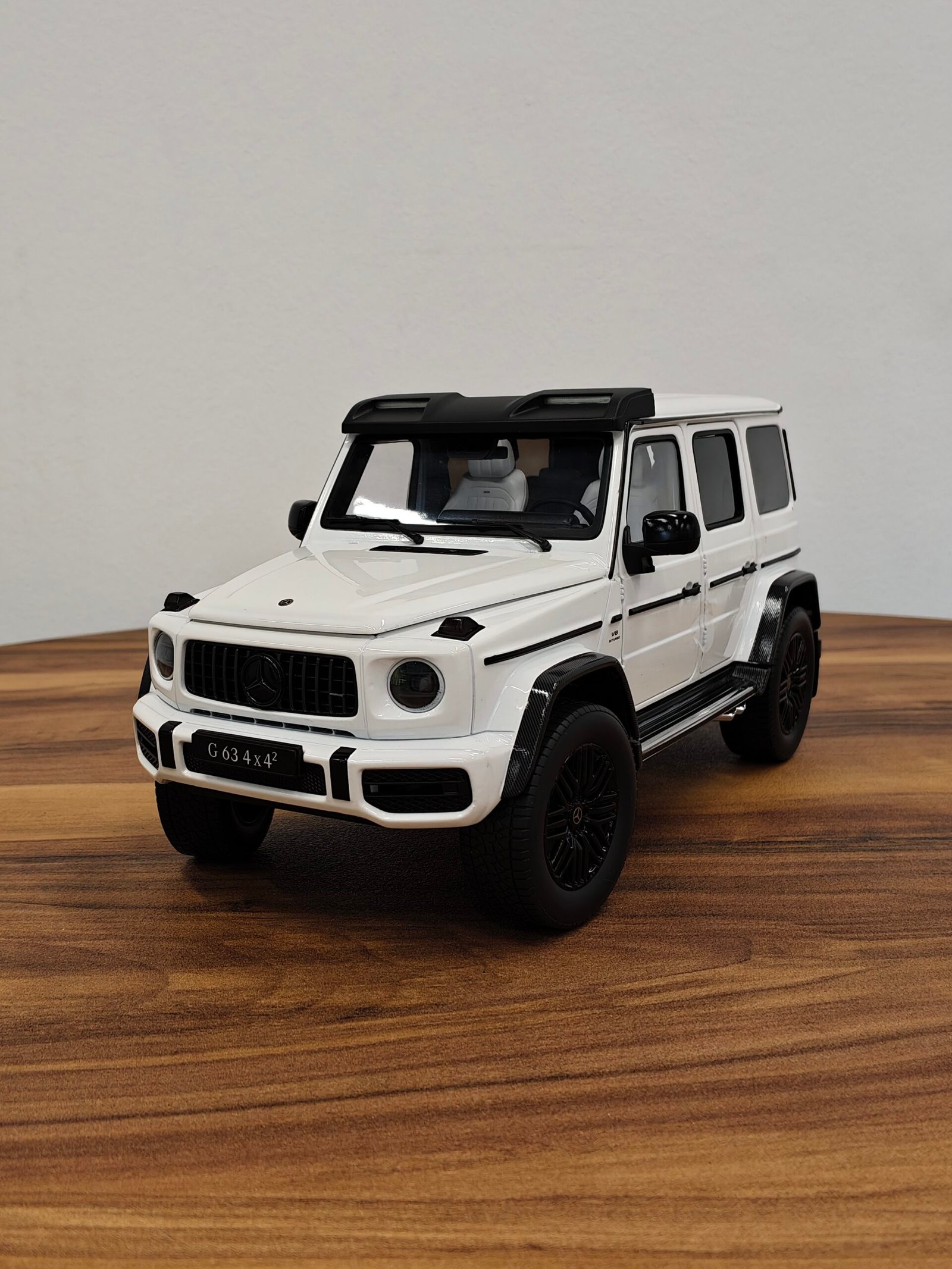 Mercedes-AMG G63 (White) Scale 1/18