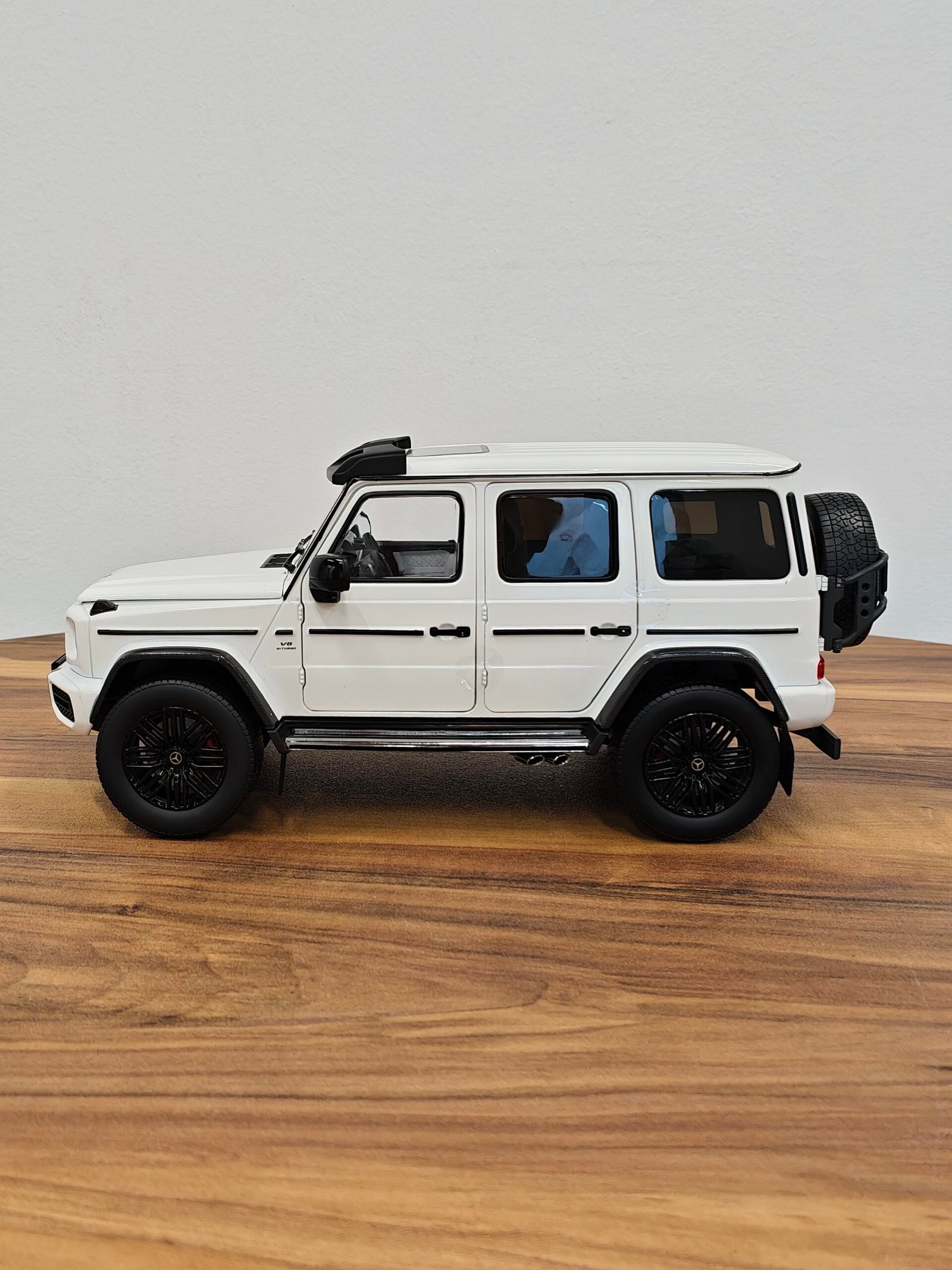Mercedes-AMG G63 (White) Scale 1/18 - Image 3