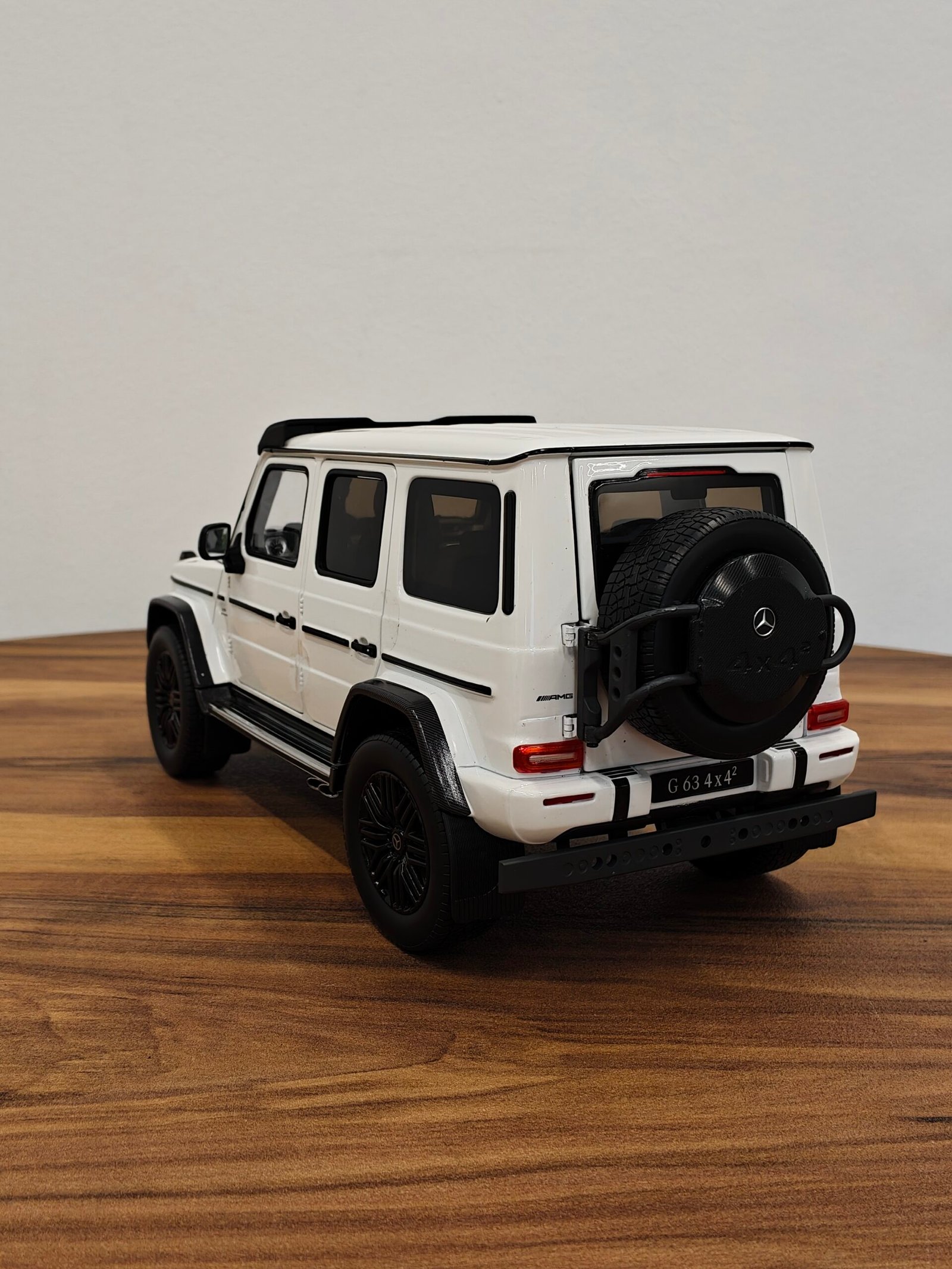 Mercedes-AMG G63 (White) Scale 1/18 - Image 4