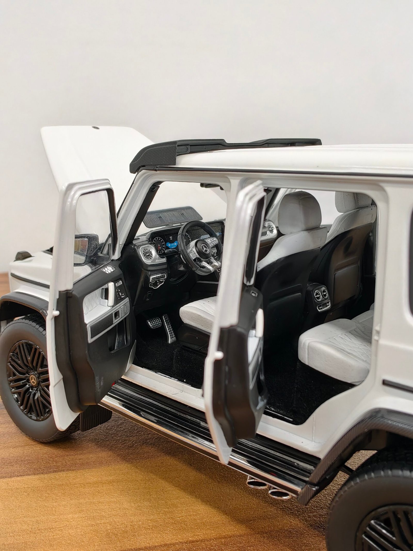 Mercedes-AMG G63 (White) Scale 1/18 - Image 8