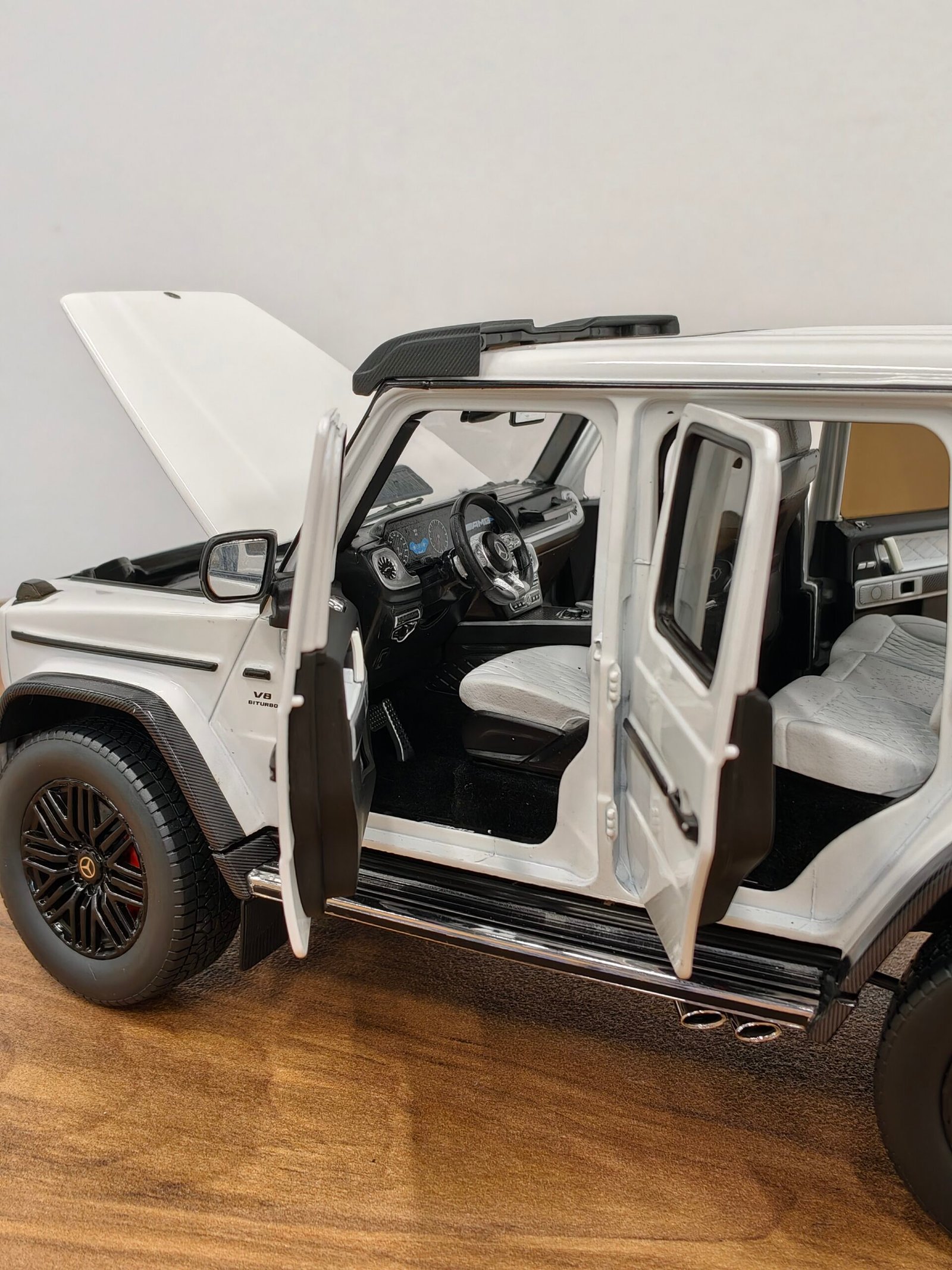 Mercedes-AMG G63 (White) Scale 1/18 - Image 6