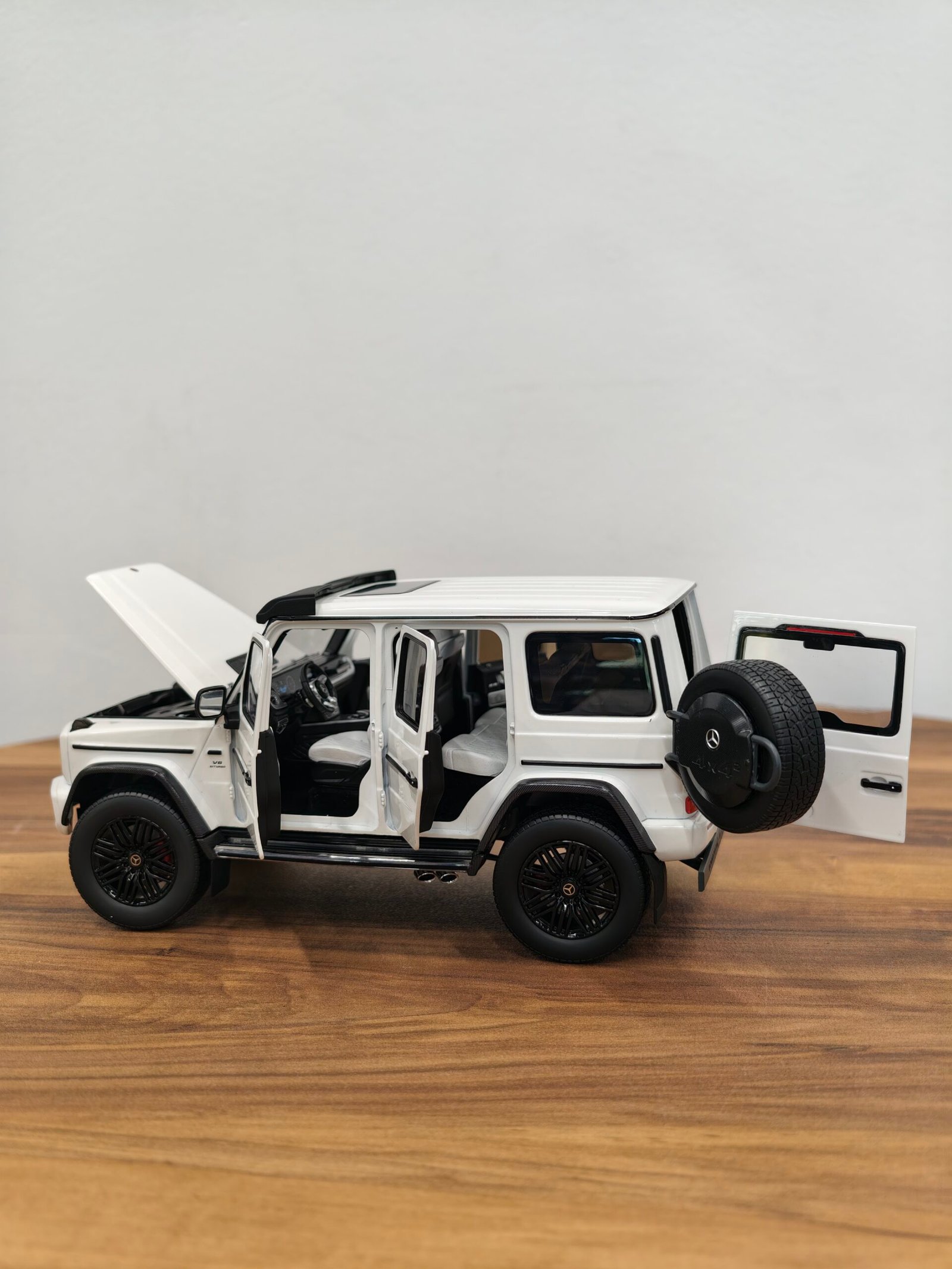 Mercedes-AMG G63 (White) Scale 1/18 - Image 9