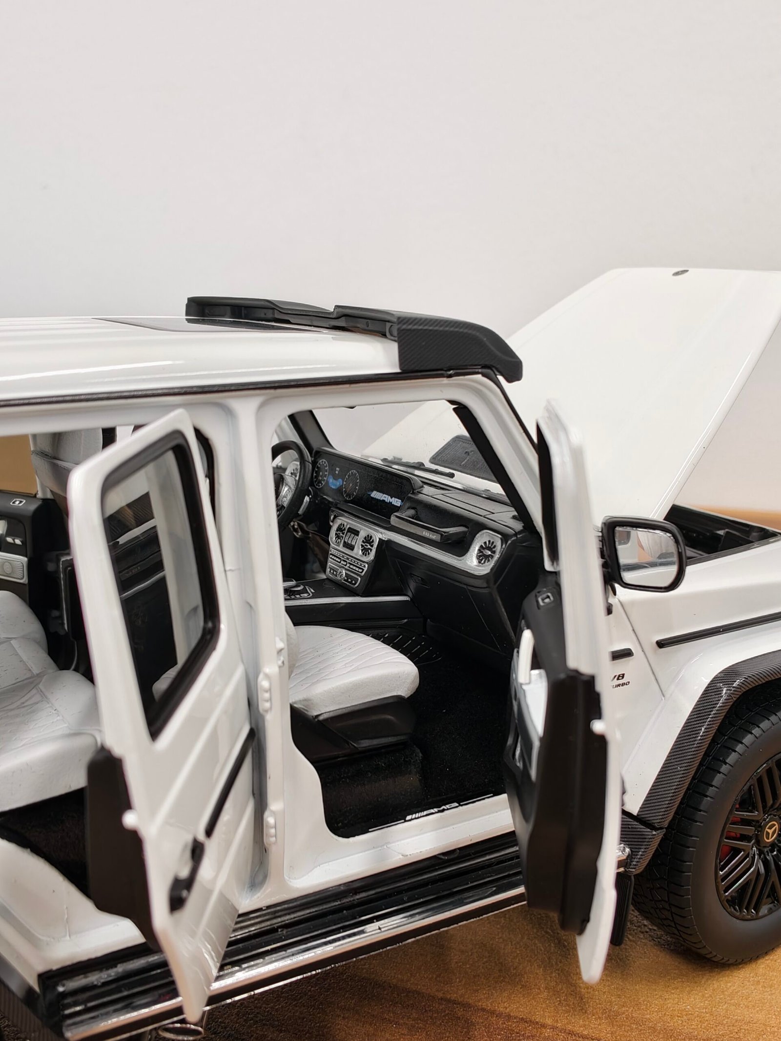 Mercedes-AMG G63 (White) Scale 1/18 - Image 7