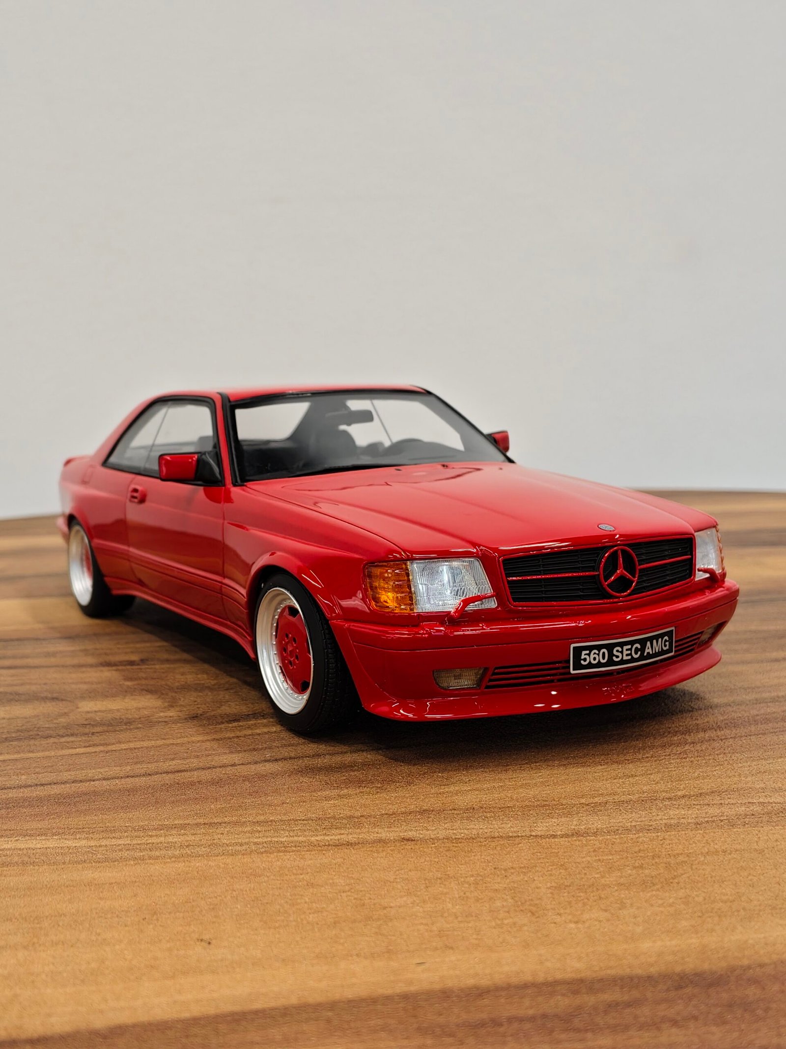 Mercedes-Benz W126 560 (Red) 1:18 - Image 2