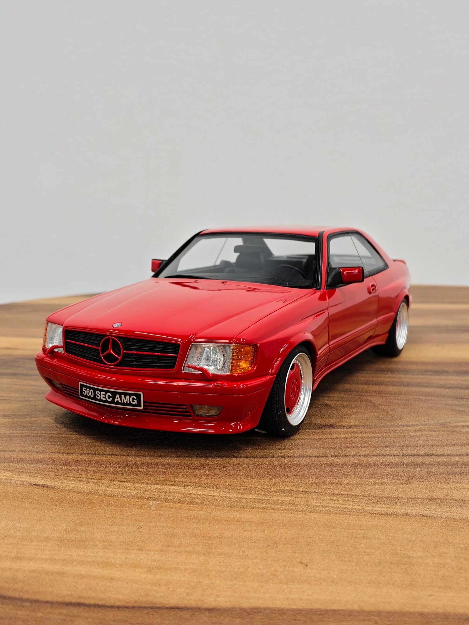 Mercedes-Benz W126 560 (Red) 1:18