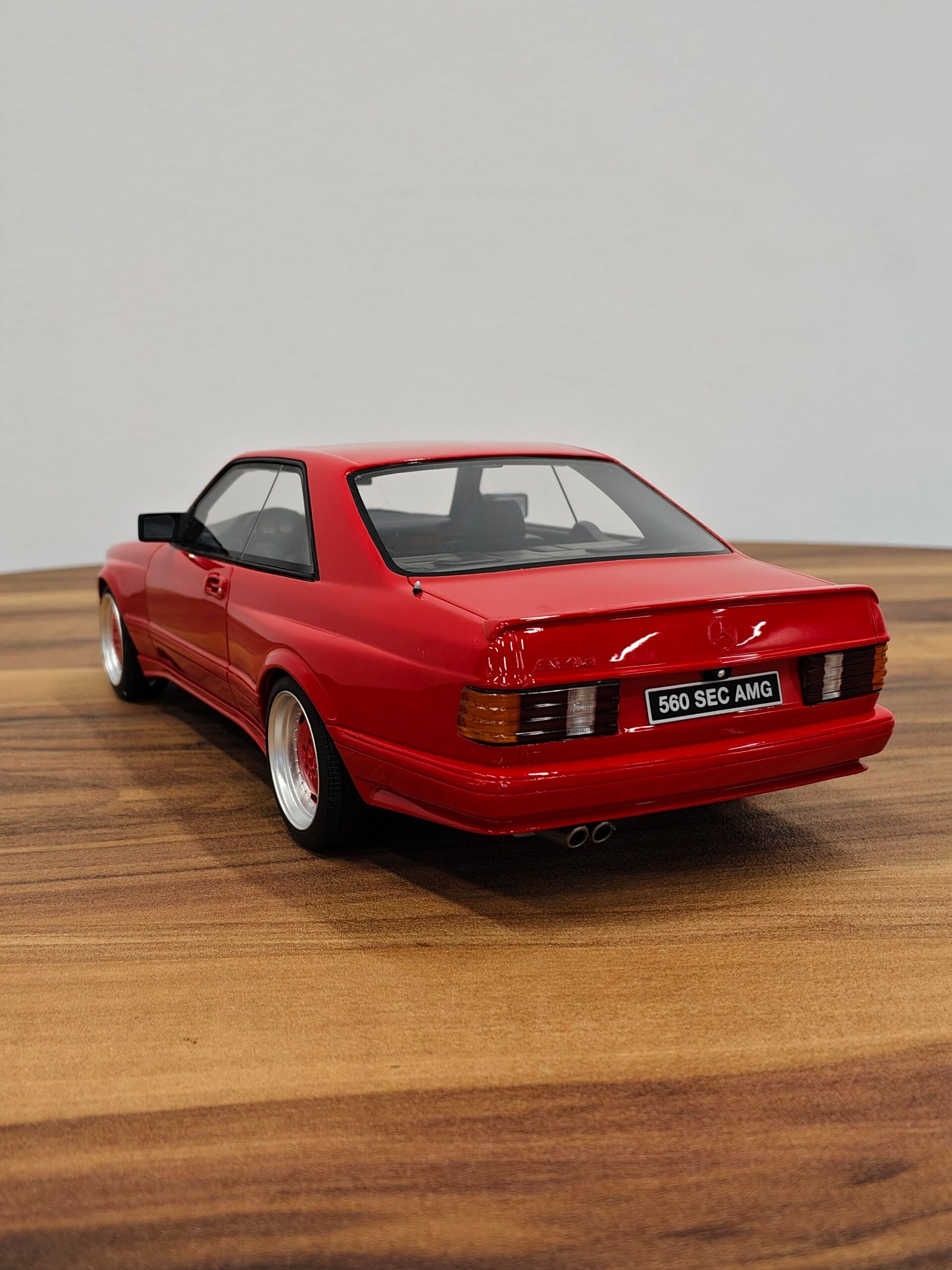 Mercedes-Benz W126 560 (Red) 1:18 - Image 4