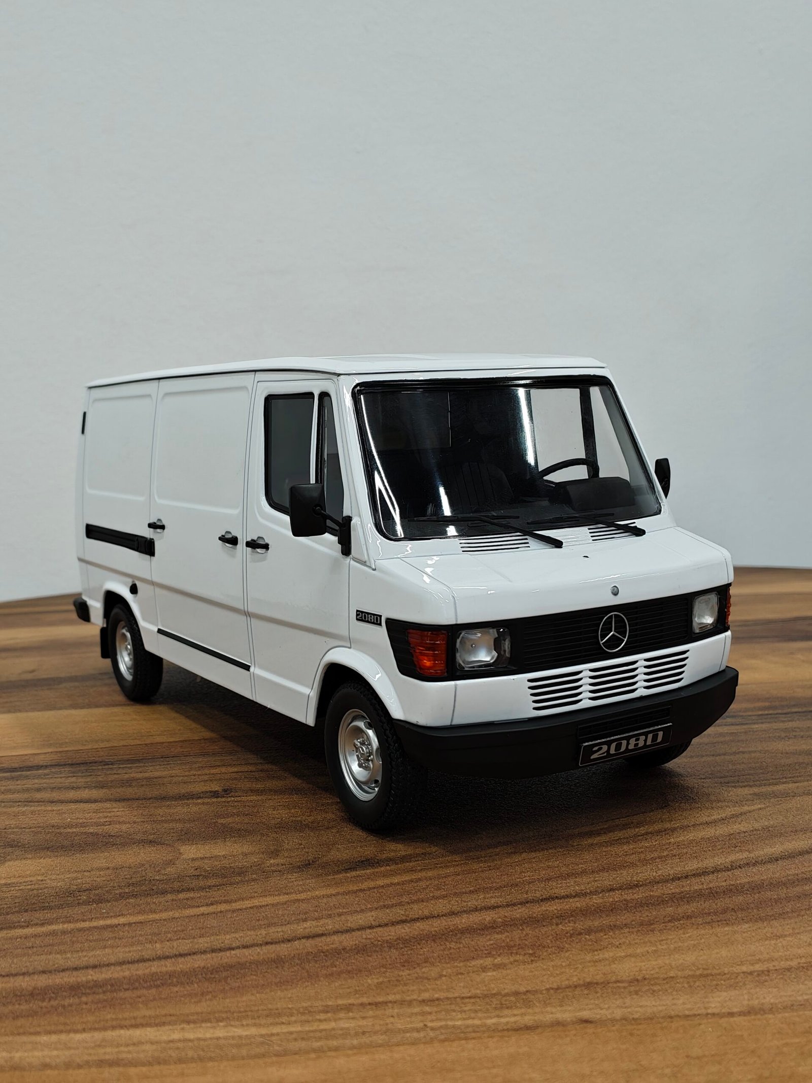 Mercedes-Benz Z08 Delivery Van (White) Scale 1/18 - Image 4