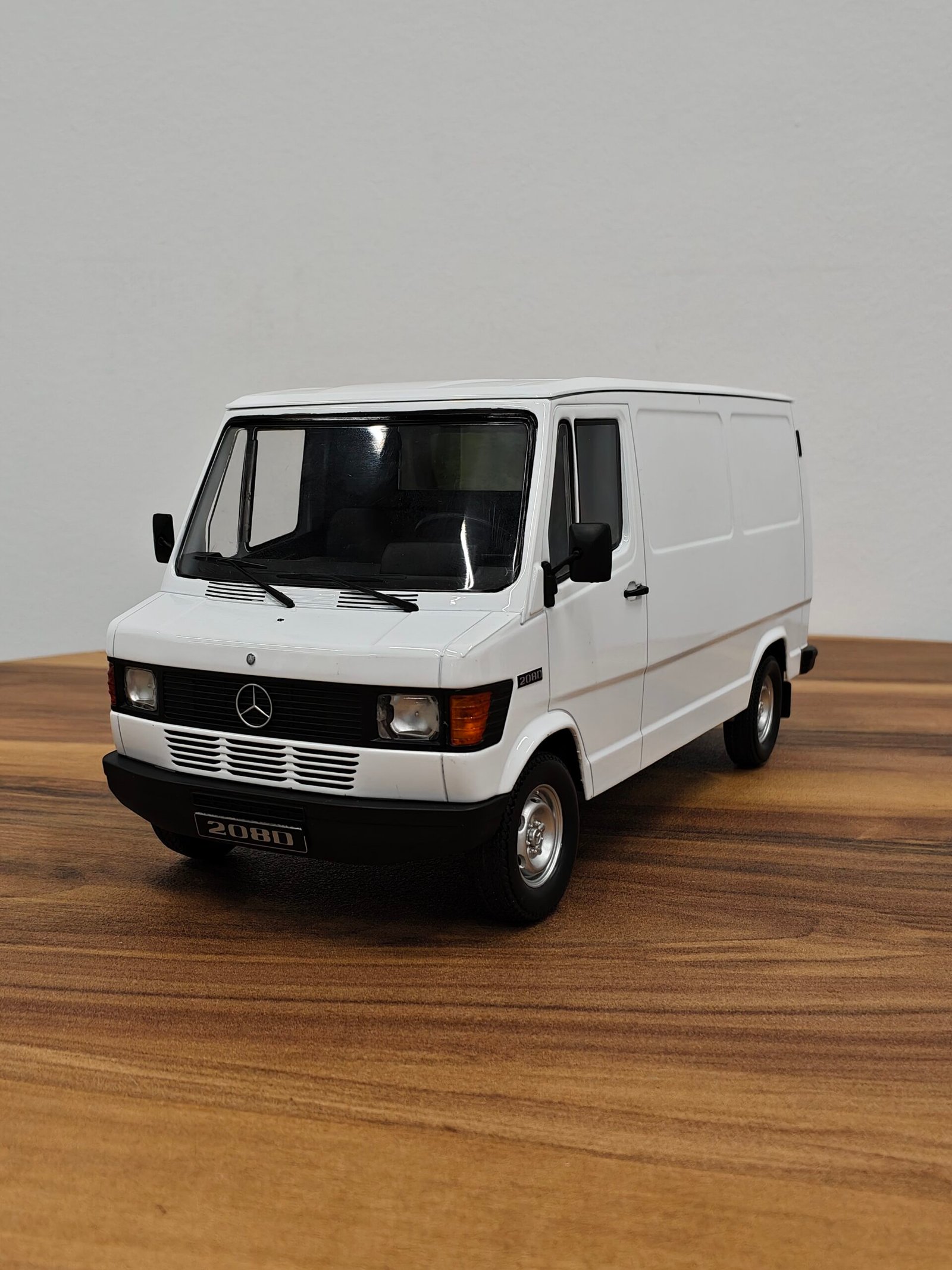Mercedes-Benz Z08 Delivery Van (White) Scale 1/18