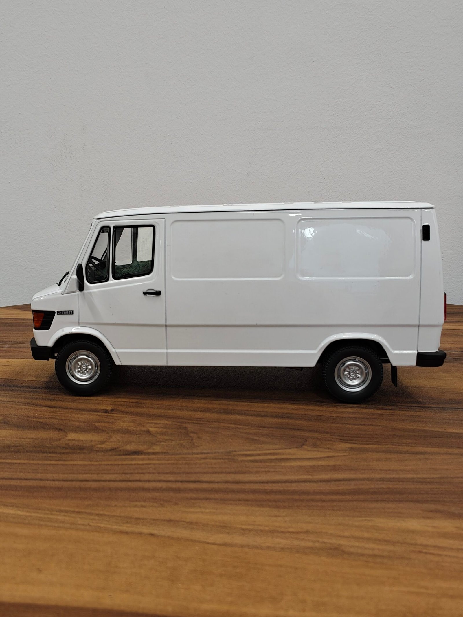 Mercedes-Benz Z08 Delivery Van (White) Scale 1/18 - Image 3