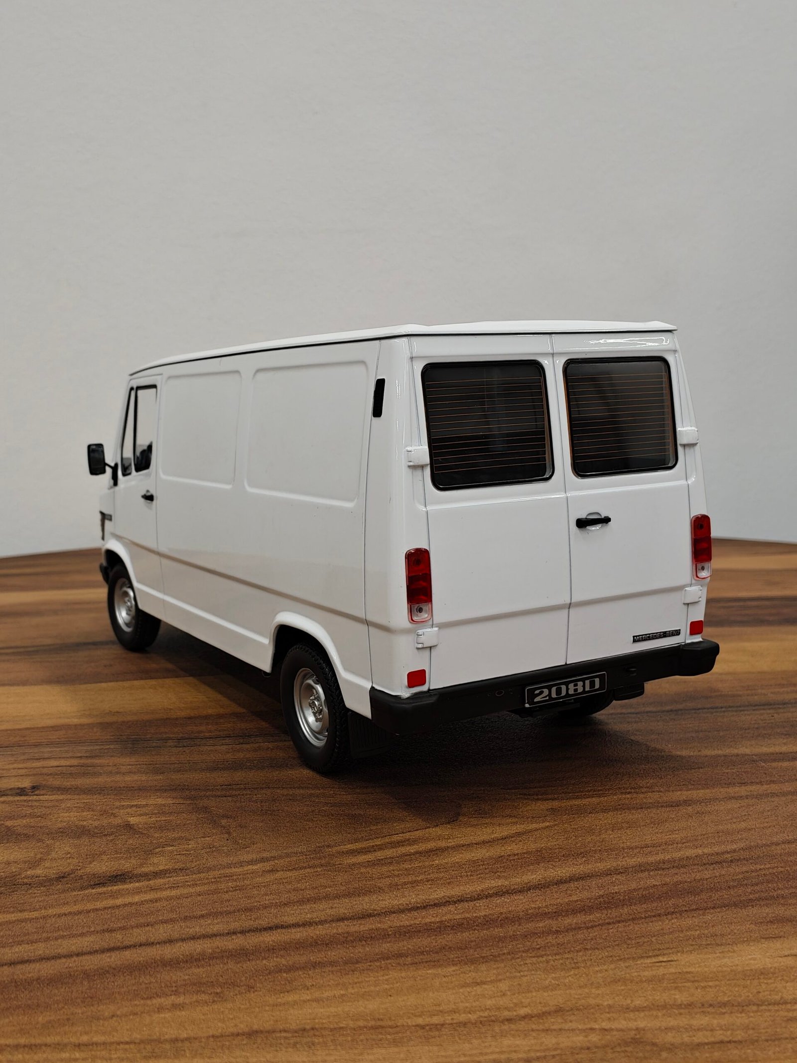Mercedes-Benz Z08 Delivery Van (White) Scale 1/18 - Image 2