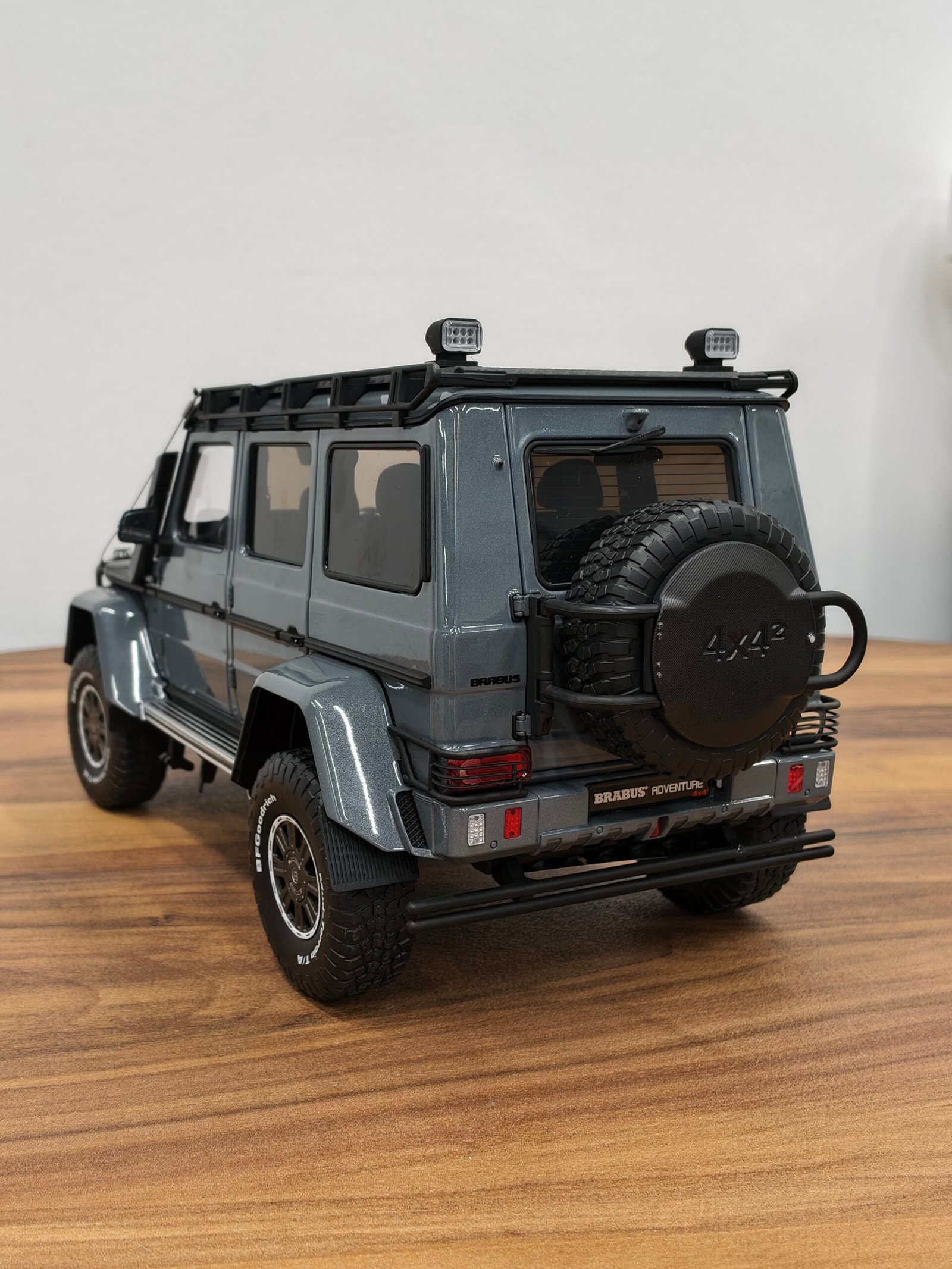 Brabus 550 Adventure Mercedes-Benz G-Glass Scale 1/18 - Image 2