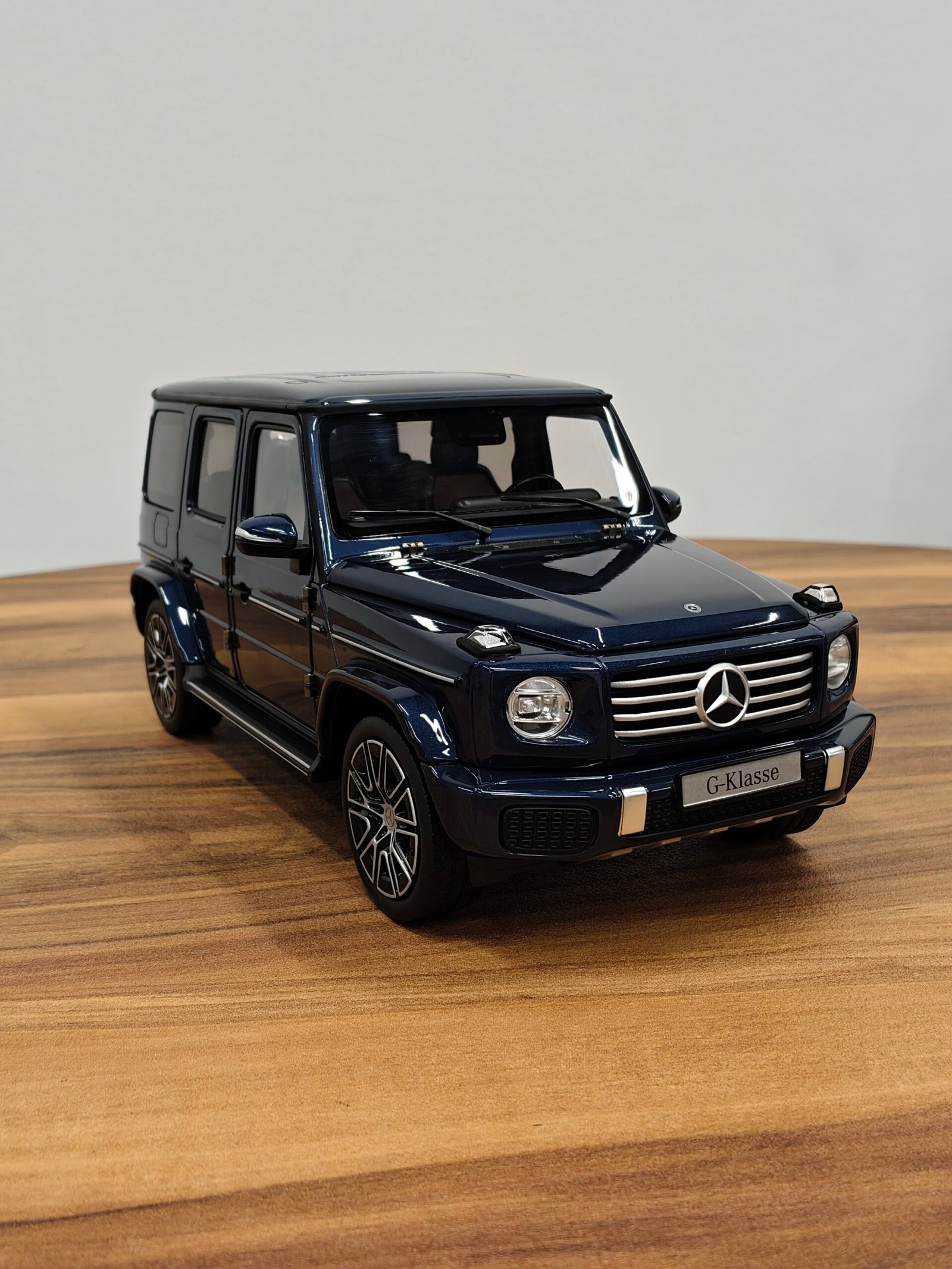 Mercedes-Benz G500 AMG (Blue) 1:18 - Image 2