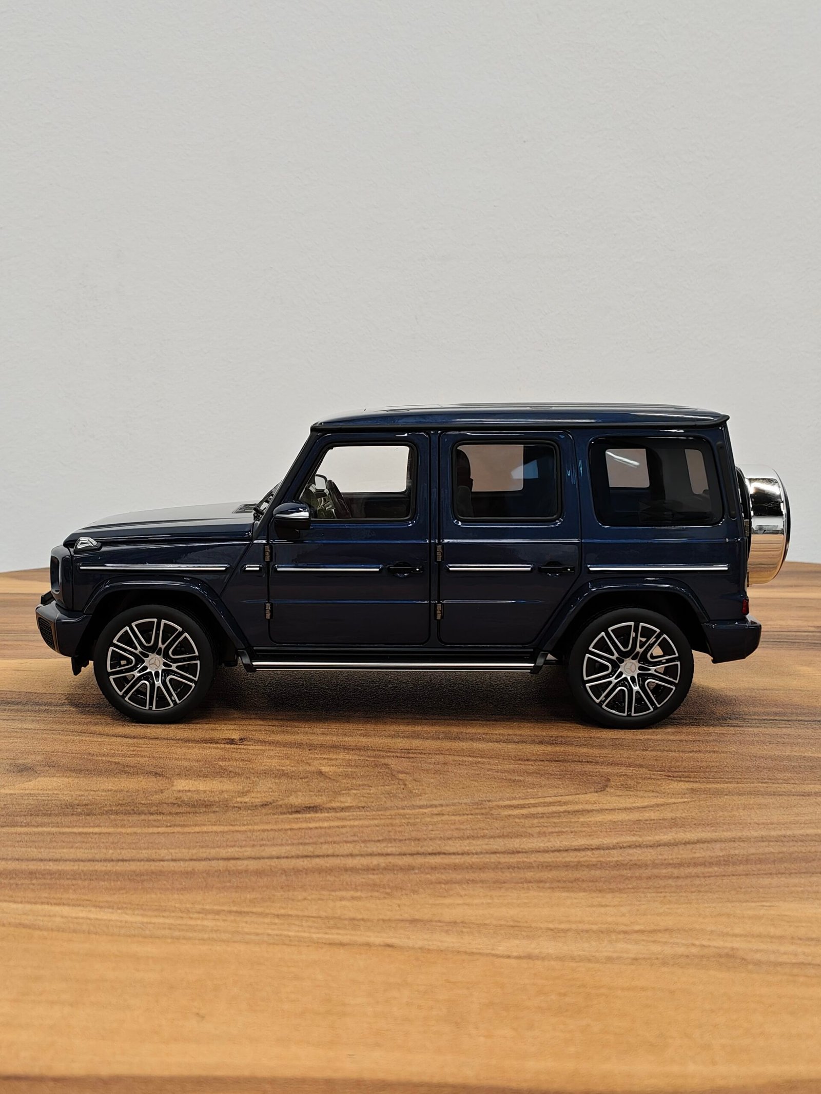 Mercedes-Benz G500 AMG (Blue) 1:18 - Image 3