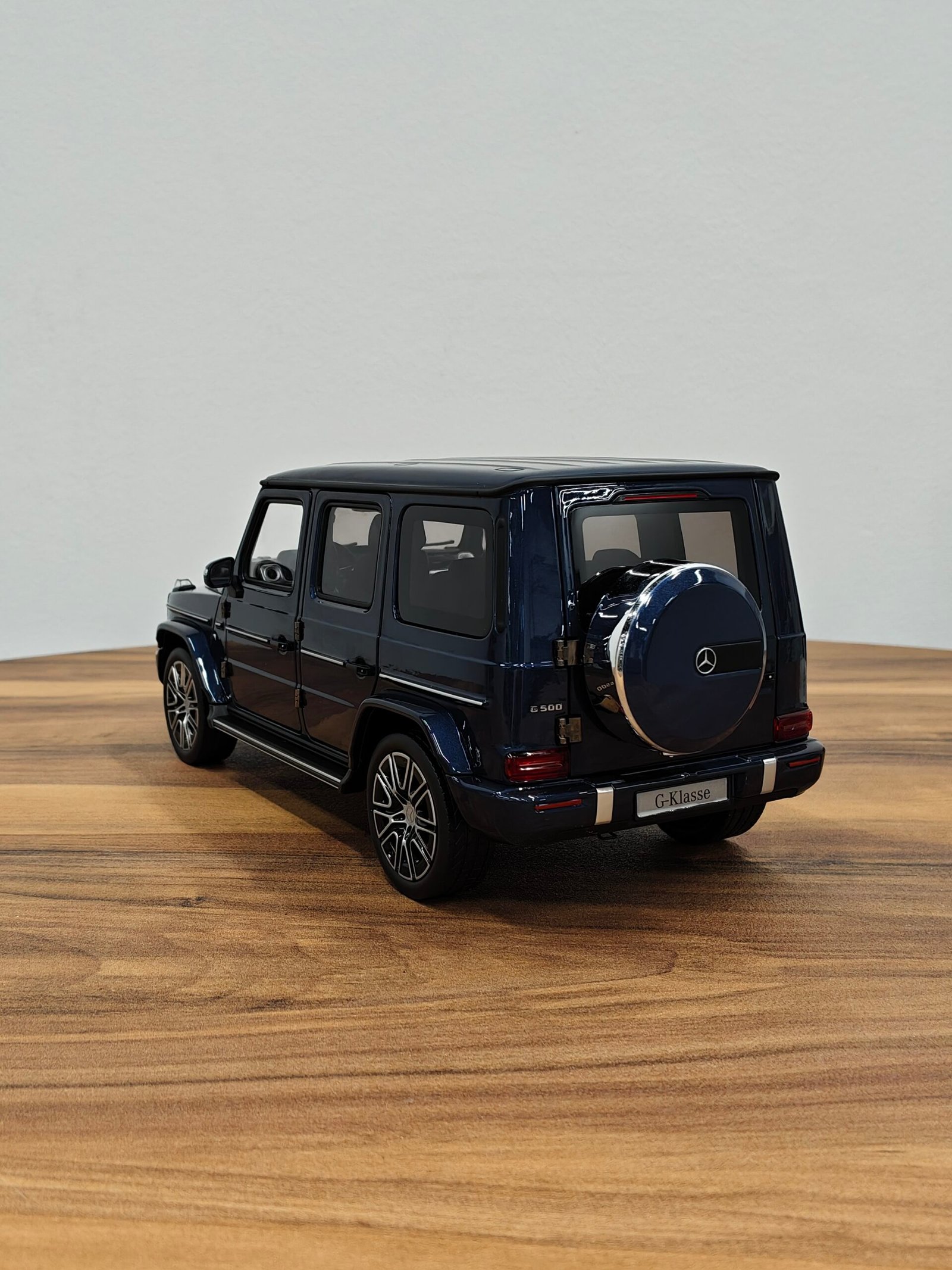 Mercedes-Benz G500 AMG (Blue) 1:18 - Image 4