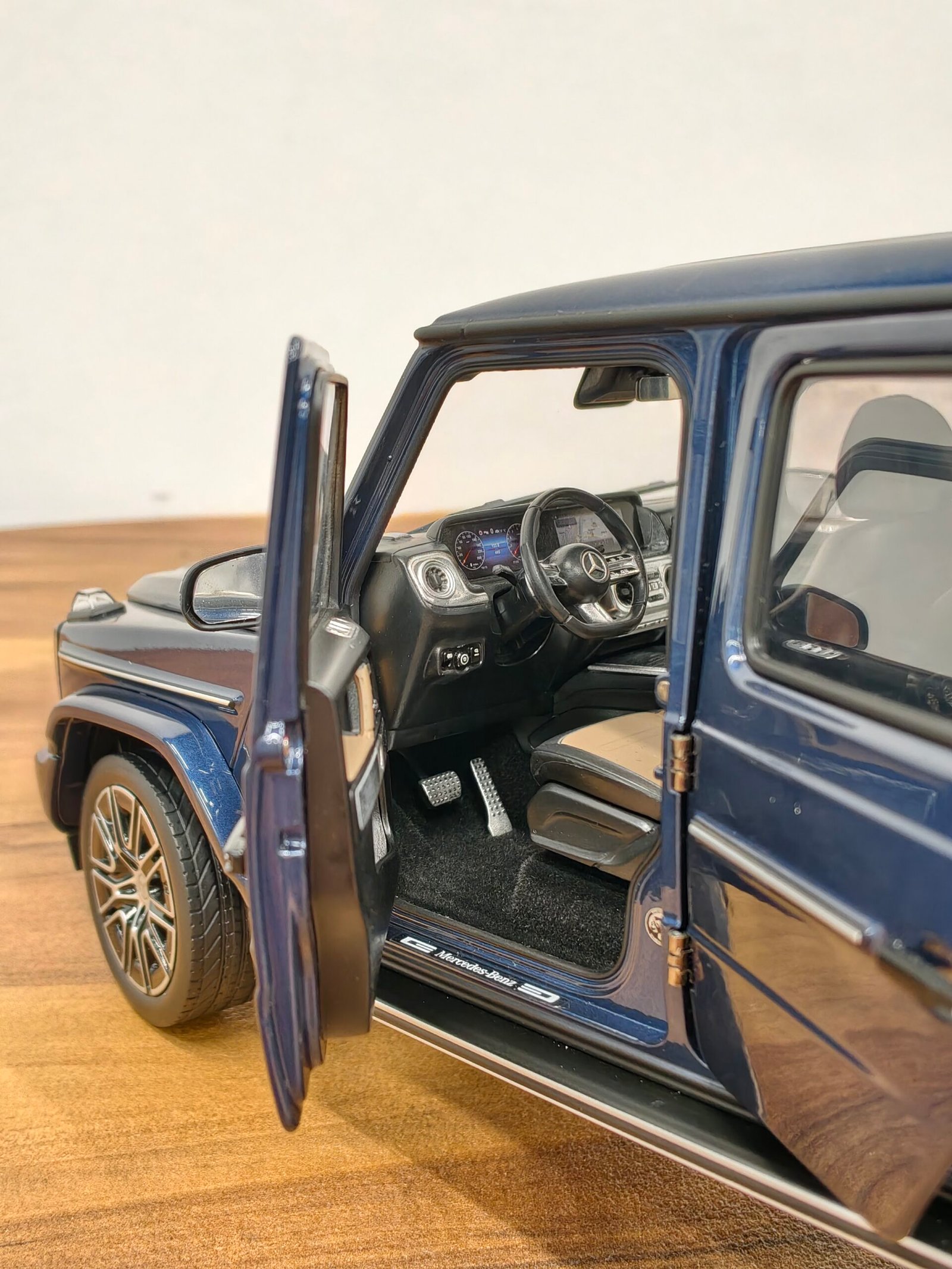 Mercedes-Benz G500 AMG (Blue) 1:18 - Image 5