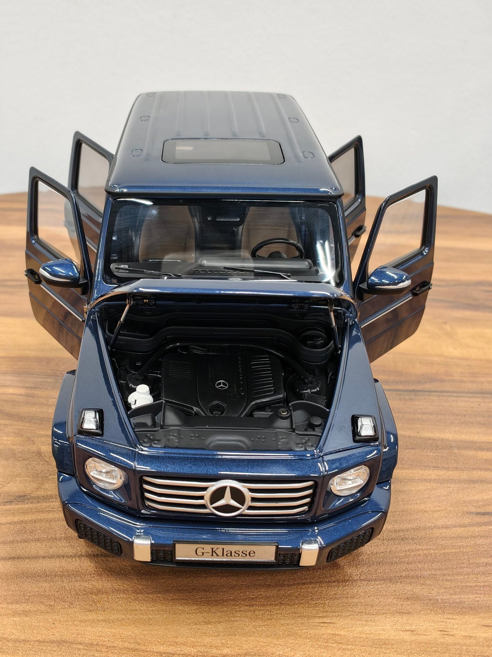 Mercedes-Benz G500 AMG (Blue) 1:18 - Image 6