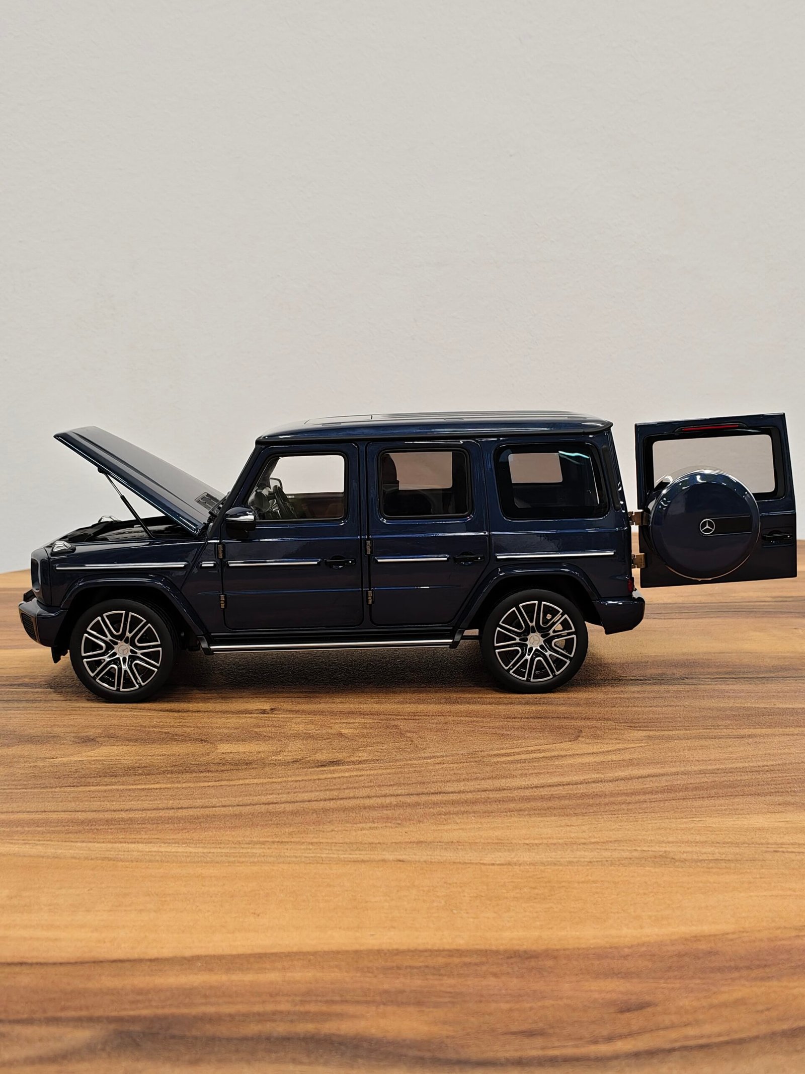 Mercedes-Benz G500 AMG (Blue) 1:18 - Image 7