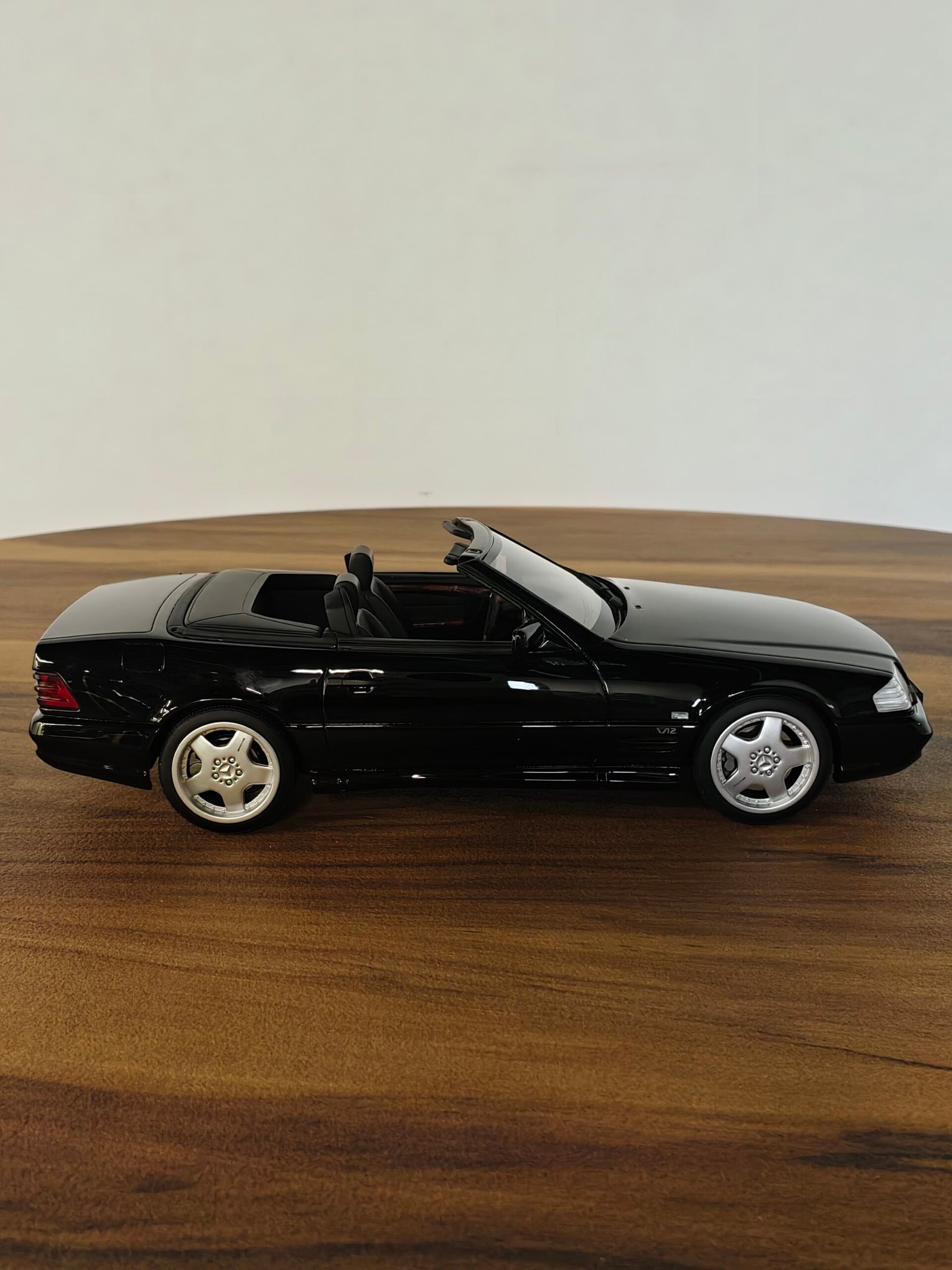 Mercedes-Benz SL73AMG (Black) Scale 1/18 - Image 3