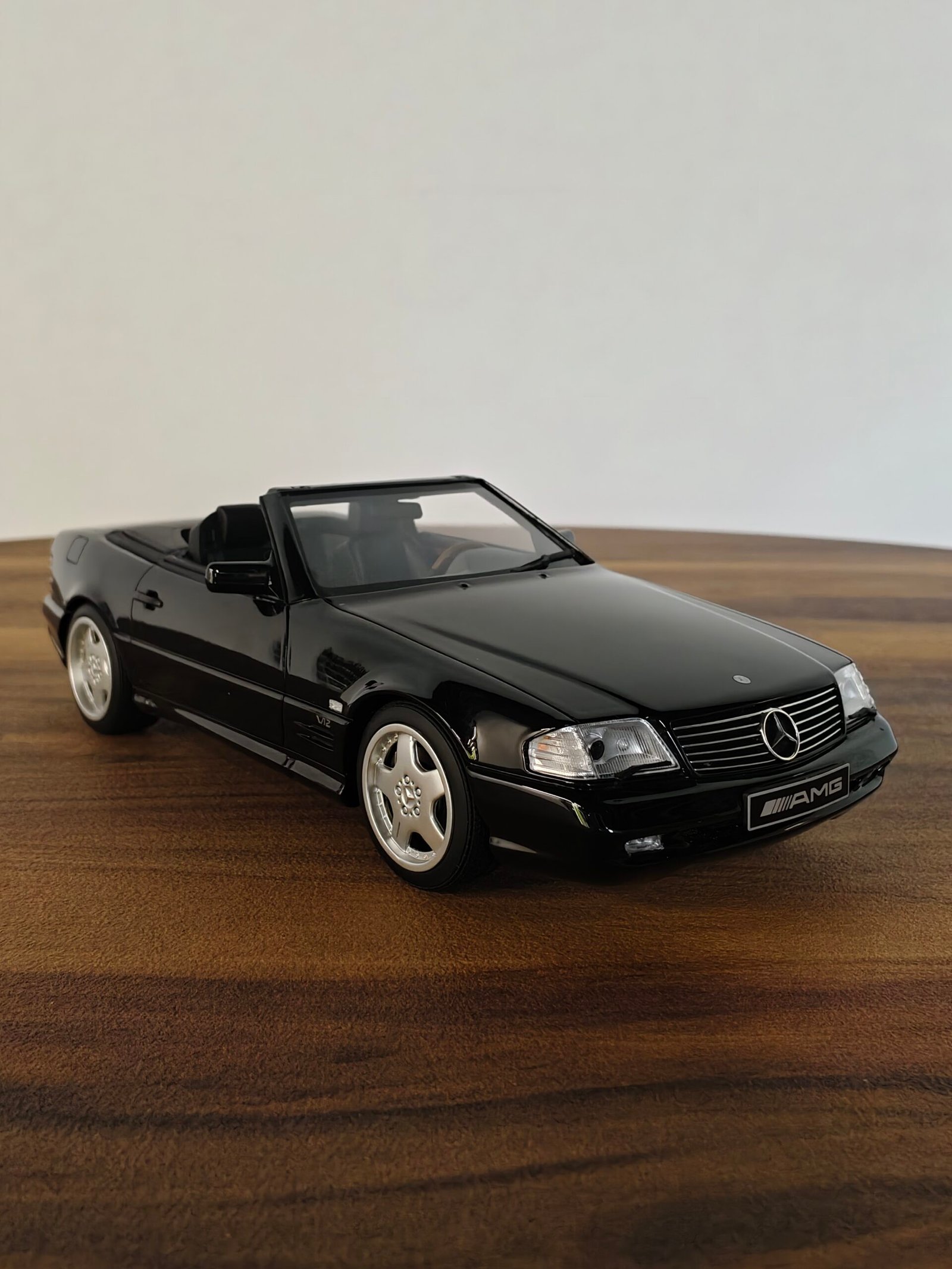 Mercedes-Benz SL73AMG (Black) Scale 1/18 - Image 4